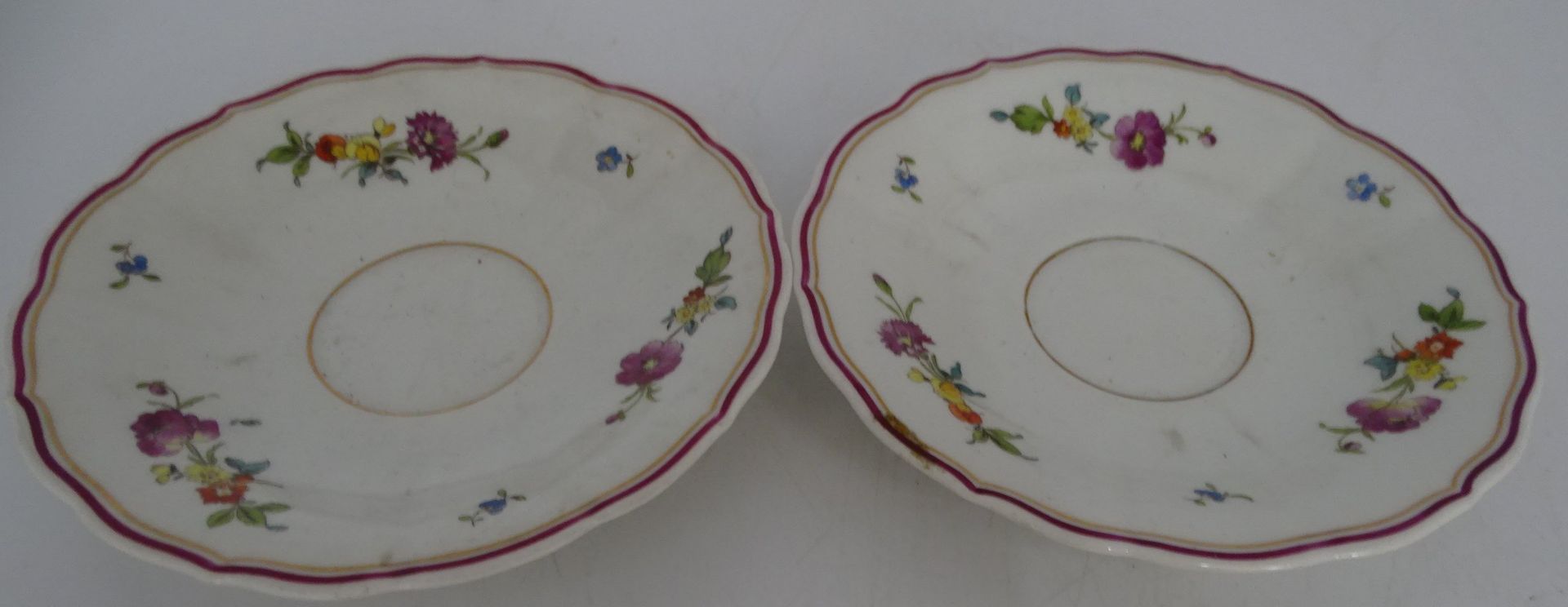 8 Kuchenteller. 2 U.T. "Meissen", Blumen mit roten Rand, Schwerter durchschliffen, 14 und 17 cm - Image 7 of 8