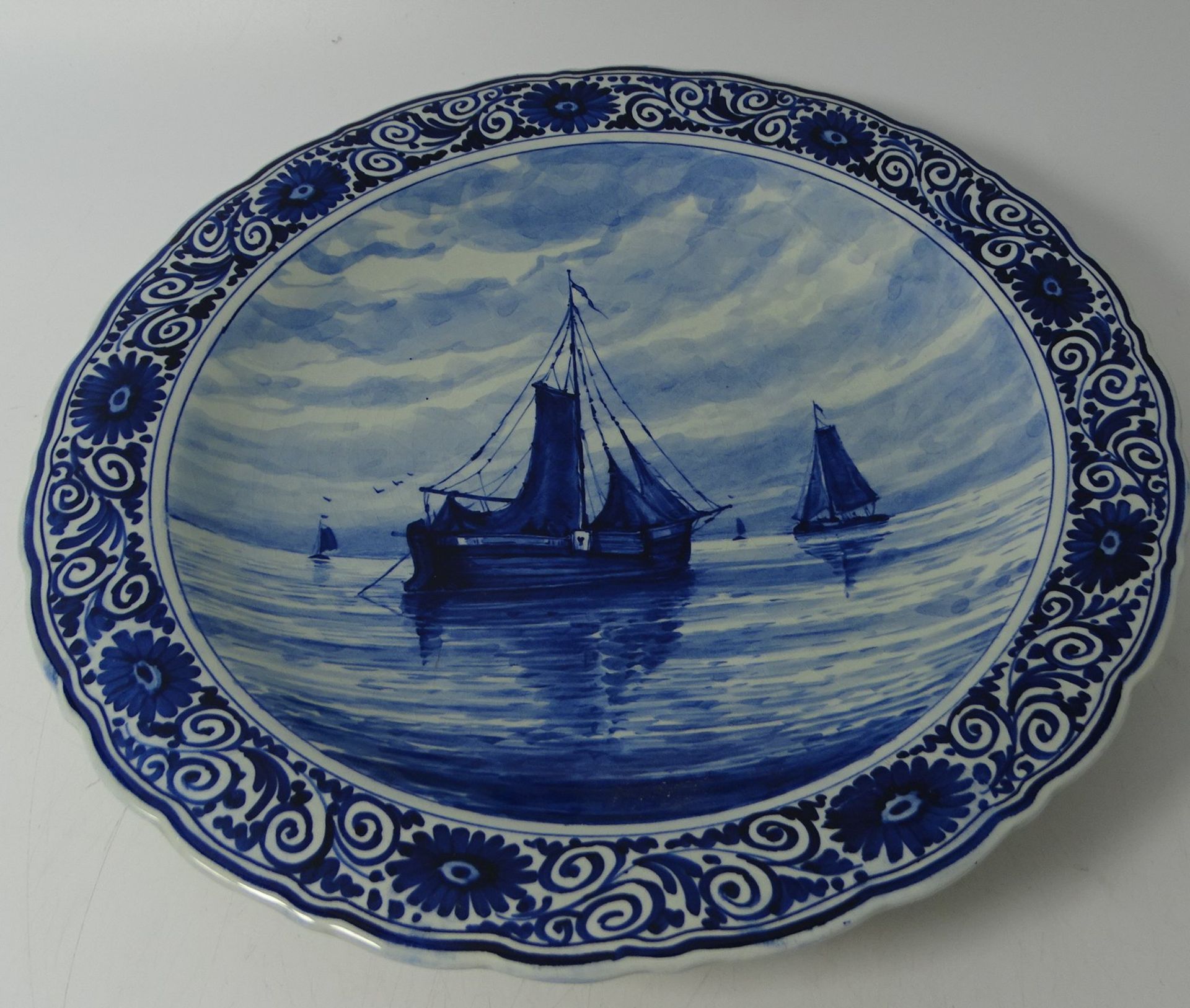 grosser Wandteller,  Delft mit Blaumalerei, Fischkutter, H-4 cm, D-29 cm