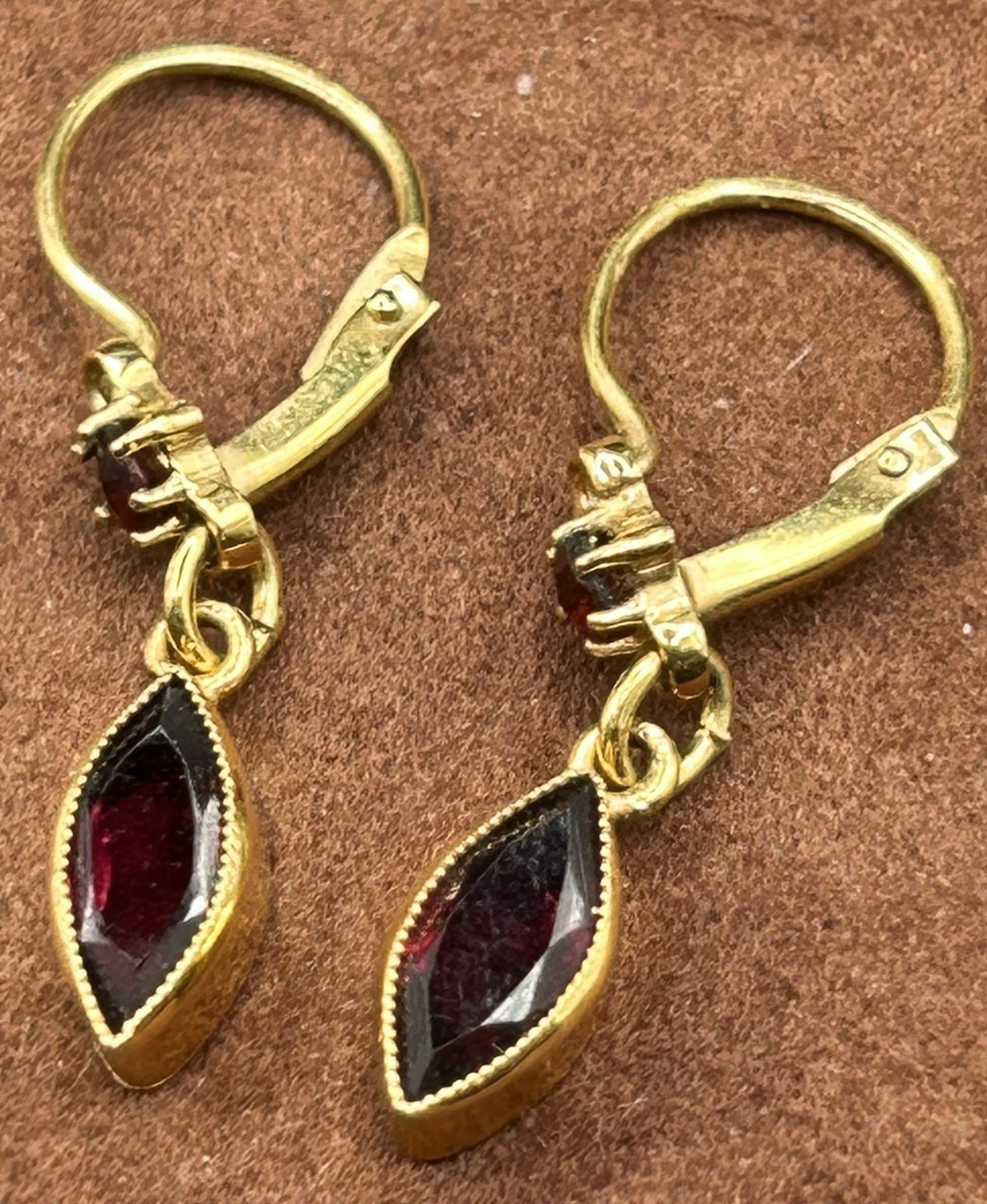 Paar Ohrhänger, Gold-333- mit Granate, L-ca. 2,8 cm,  zus. 1,3 gr. - Bild 3 aus 3