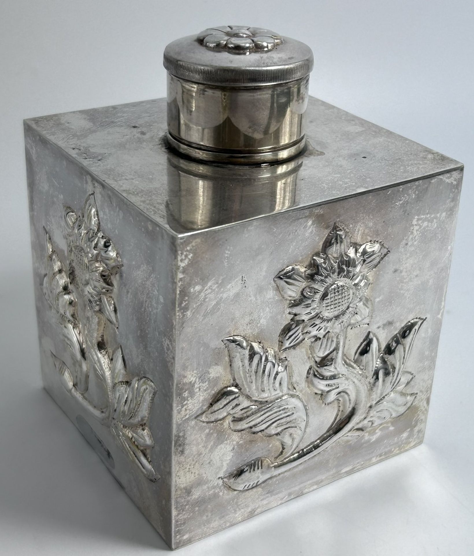 gr. Teedose oder ähnliches, Schraubverschluss, versilbert, allseitig Blumenrelief, H-15 cm, 10,5x10 - Bild 2 aus 4