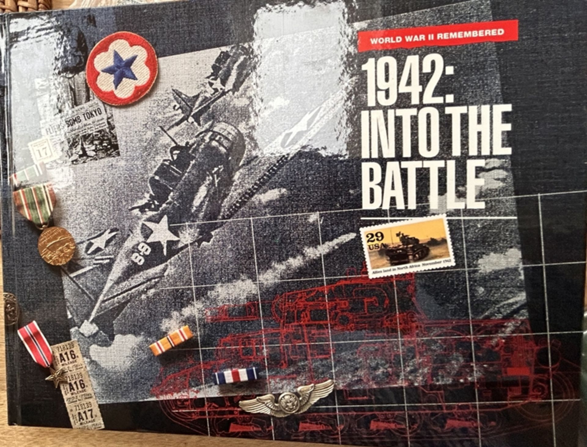 WWII Remembered 1942: Into the Battle Mint Set, neuwertig, Briefmarken noch orig. verpackt