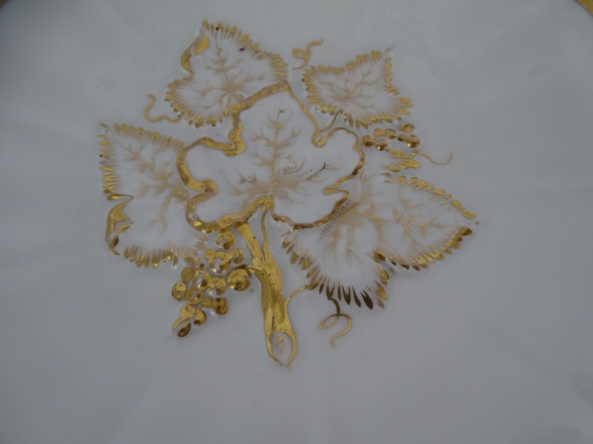runder Teller mit Blätter-Relief, Goldstaffage etwas berieben "KPM" Krister, D-22,5 cm - Image 3 of 5