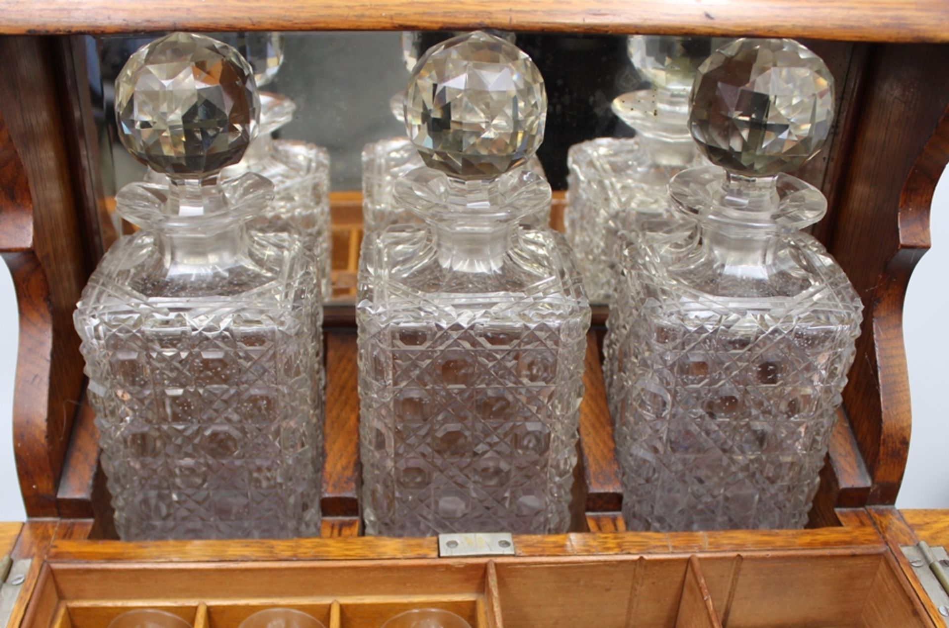 Tanatalus, England, Widmungsschild von 1903, 3 Whisky-Karaffen diese jeweils bestossen, 3x Gläser, - Image 4 of 11