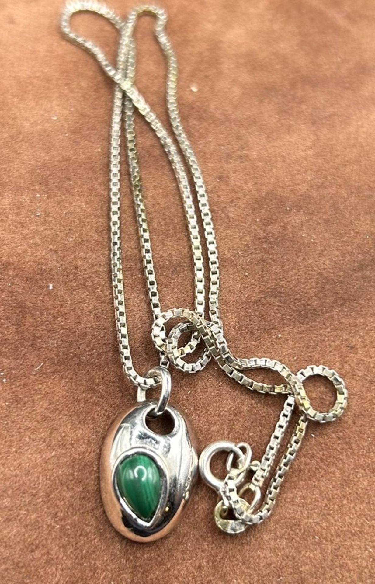 Silber-Halskette mit kl. Silber-Anhänger, grüner Stein, L-42 cm, Anhänger 2cm, 4,8 gr.