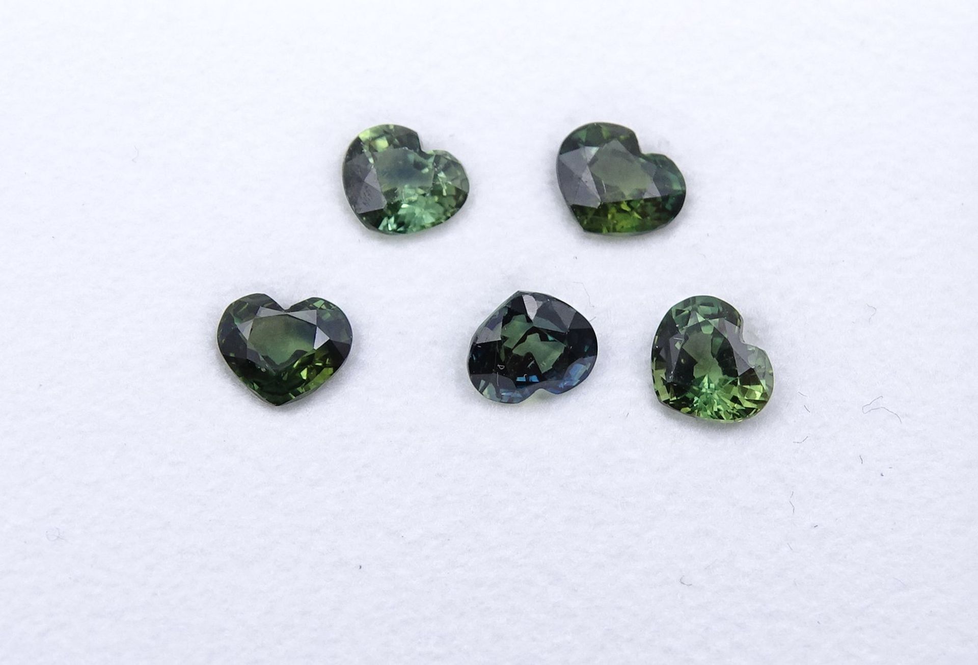 5 blaugrüne Saphire in Herzformen, zus. 2,12ct., erhitzt - Bild 3 aus 4