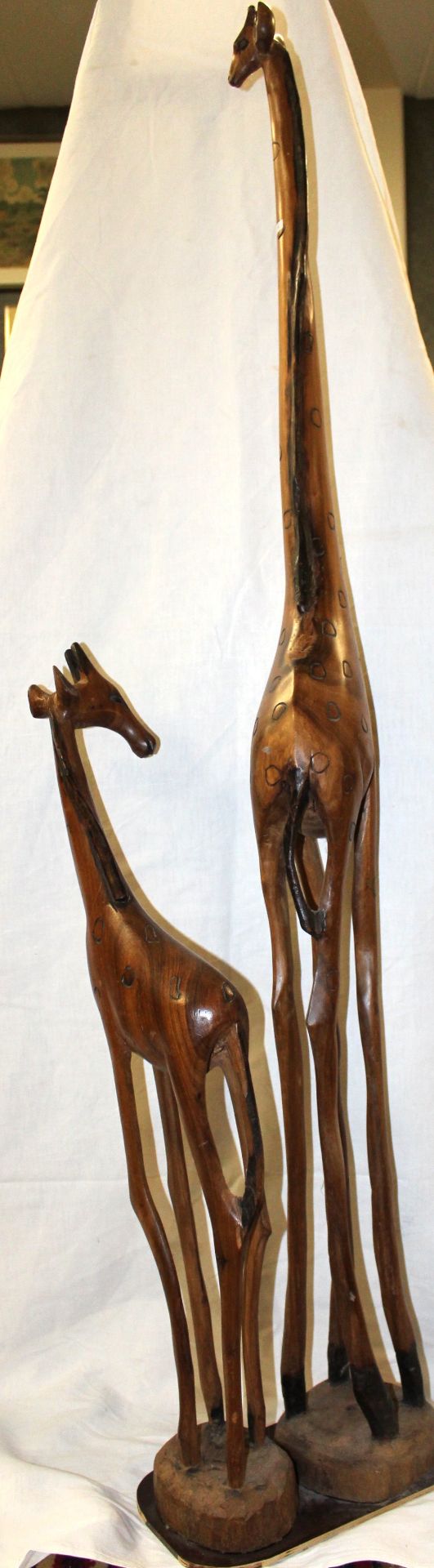 Paar hohe Holz-Giraffen, neuzeitl., beide auf Platte befestigt, ca. H-148cm B-33,5cm T-18,5cm. Nur  - Bild 2 aus 4