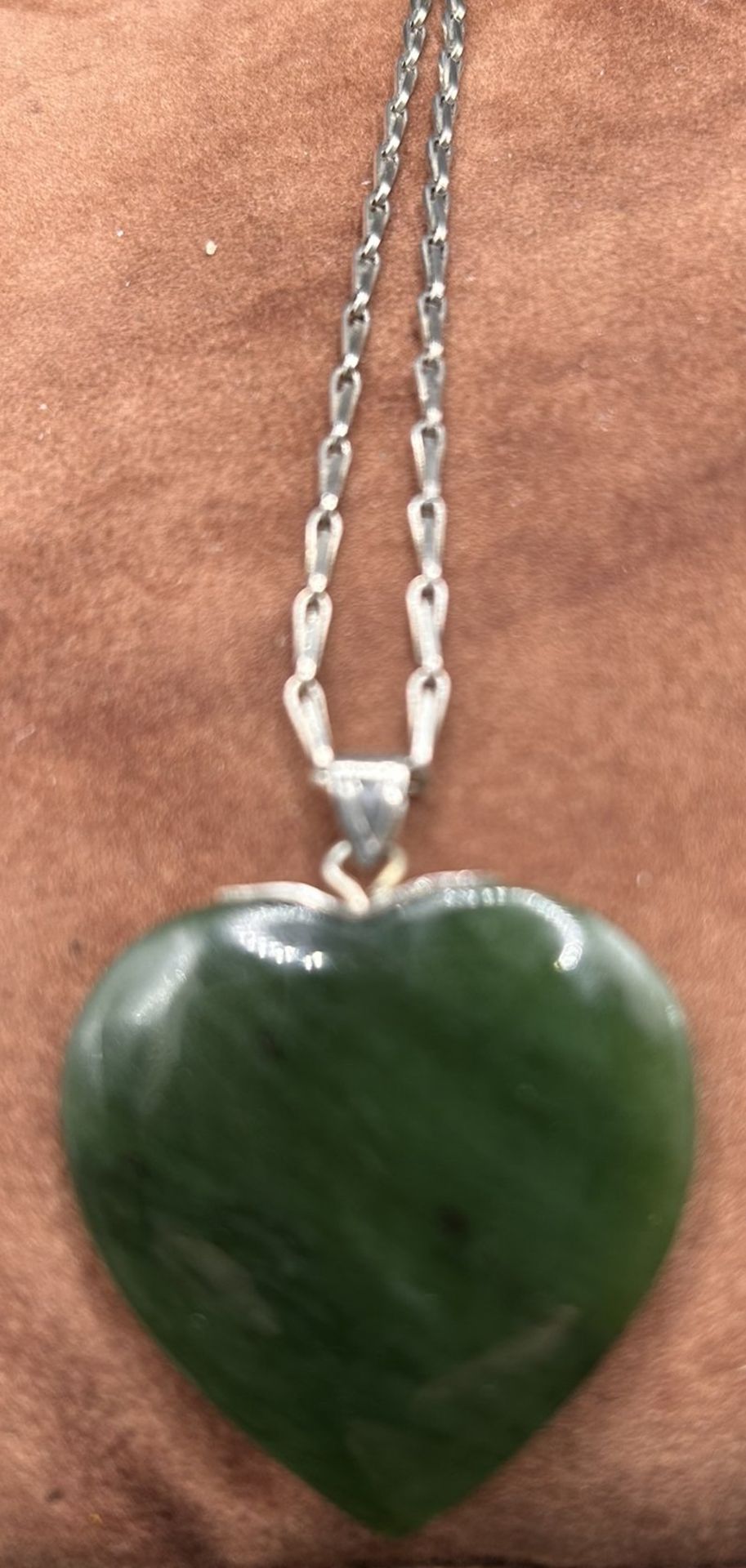 Silber-Halskette mit grossen Jade Herzen, 23,3 gr,, L-64 cm, Herz ca. 5x3,5 cm
