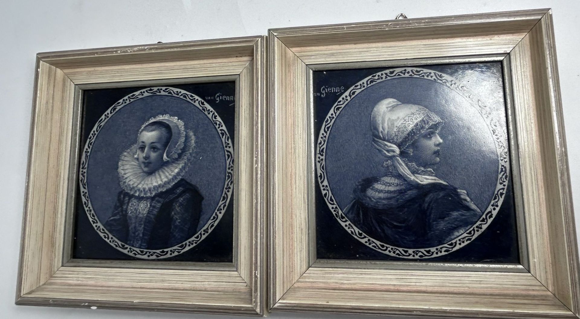 van Gienne signierte 2 Portrait-Fliesen, Blaumalerei, gerahmt, je ca. 14x14 cm