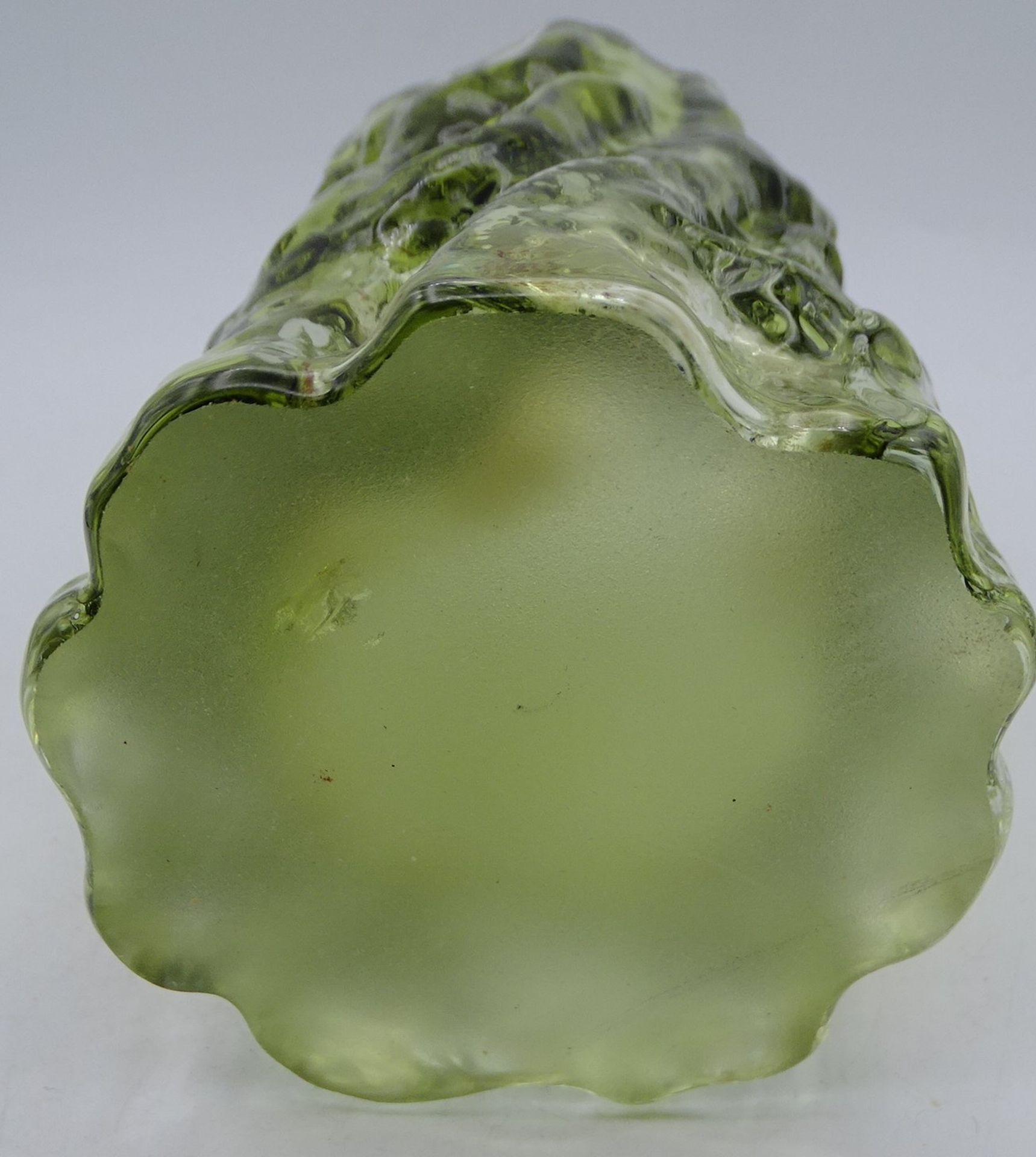 grün/klare dicke Kunstglasvase, H-13 cm, D-8 cm, Rand kl. Abplatzer - Bild 4 aus 4