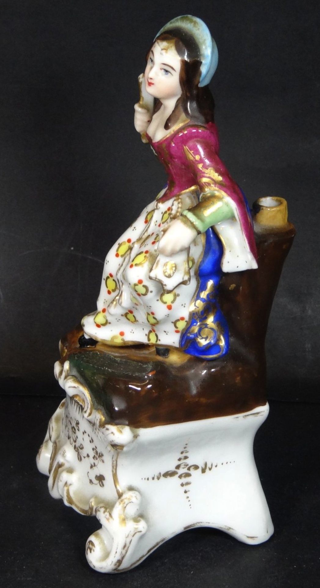 Porzellanfigur, junge Frau mit Fächer, bemalt, rückseitig wohl Stiel-Väschen, H-18 cm, Alters-u. Ge - Bild 5 aus 9