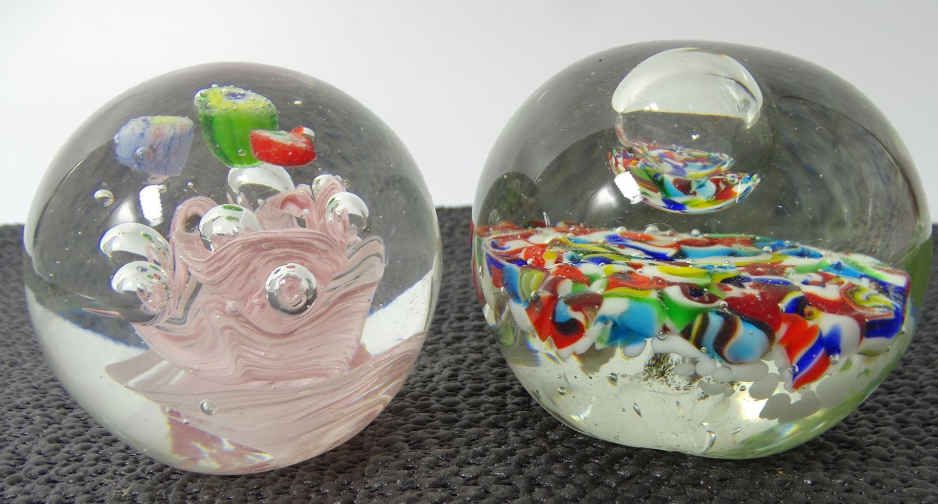 2x Kugel Paperweights, H-6 und 7 cm