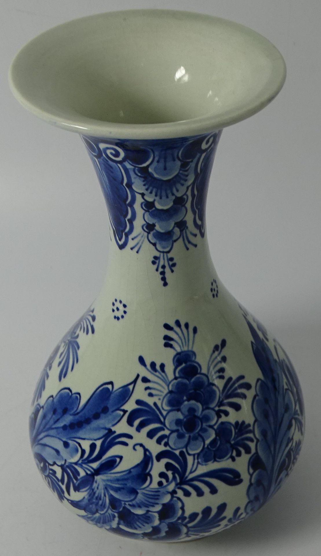 3 Teile Delft mit Blaumalerei Delft Vase mit Blaumalerei, H.-21 cm, Krug , Stand mit Abplatzer, H-1 - Bild 3 aus 12