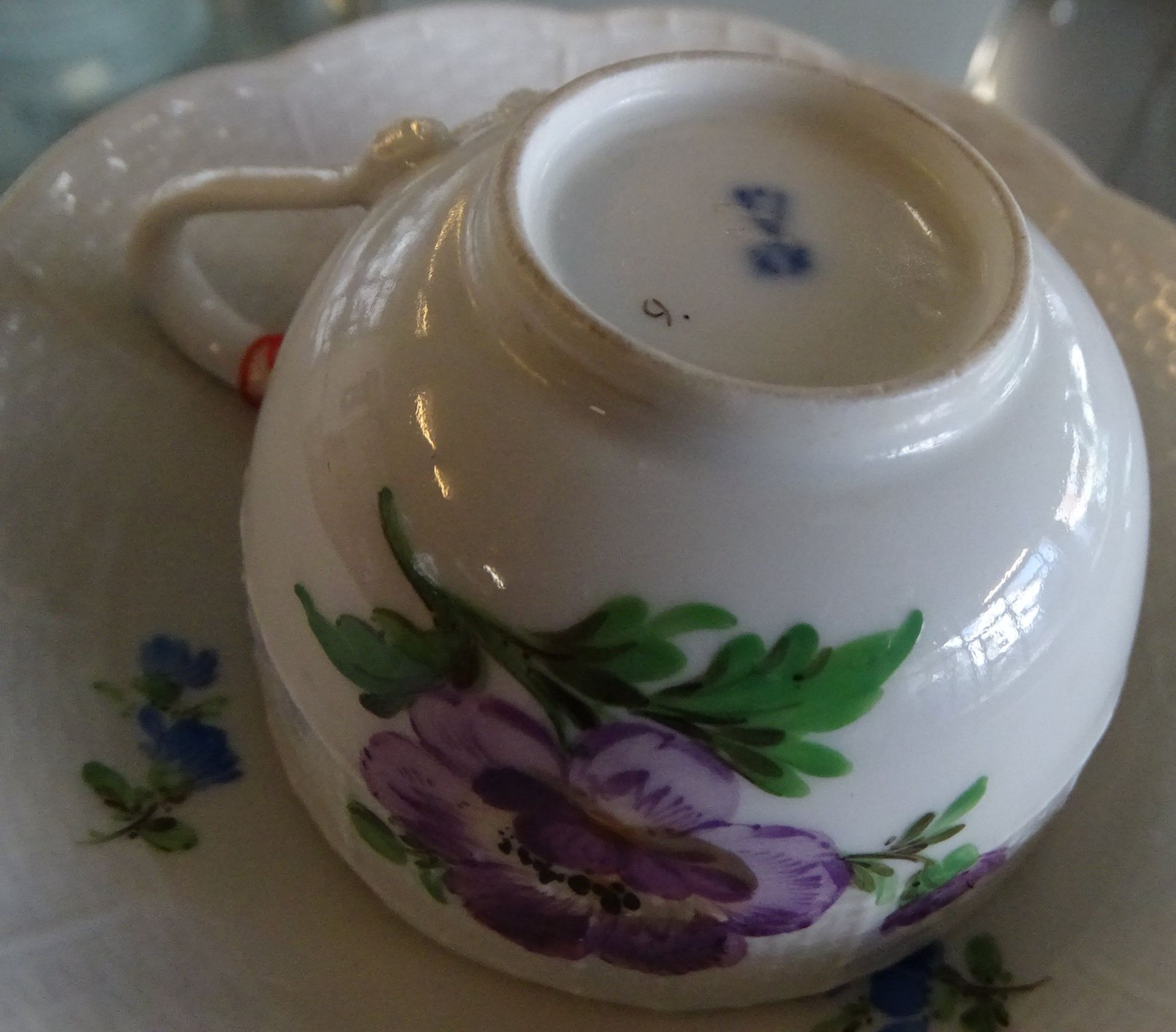 Moccatasse mit U.T. "Meissen" Blumen, Schwerter durchschliffen - Bild 3 aus 4