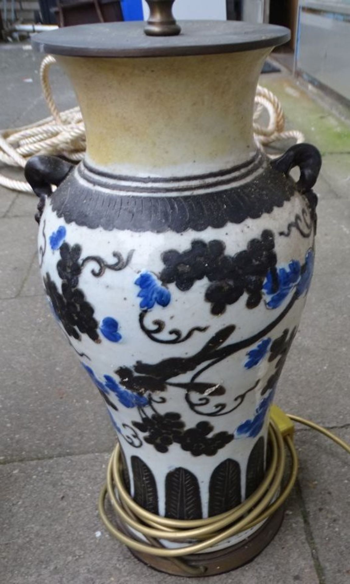 Paar grosse Tischlampen aus China-Vasen, 19.Jhd, Vasen H-40 cm, Gesamt H-80 cm - Bild 4 aus 5