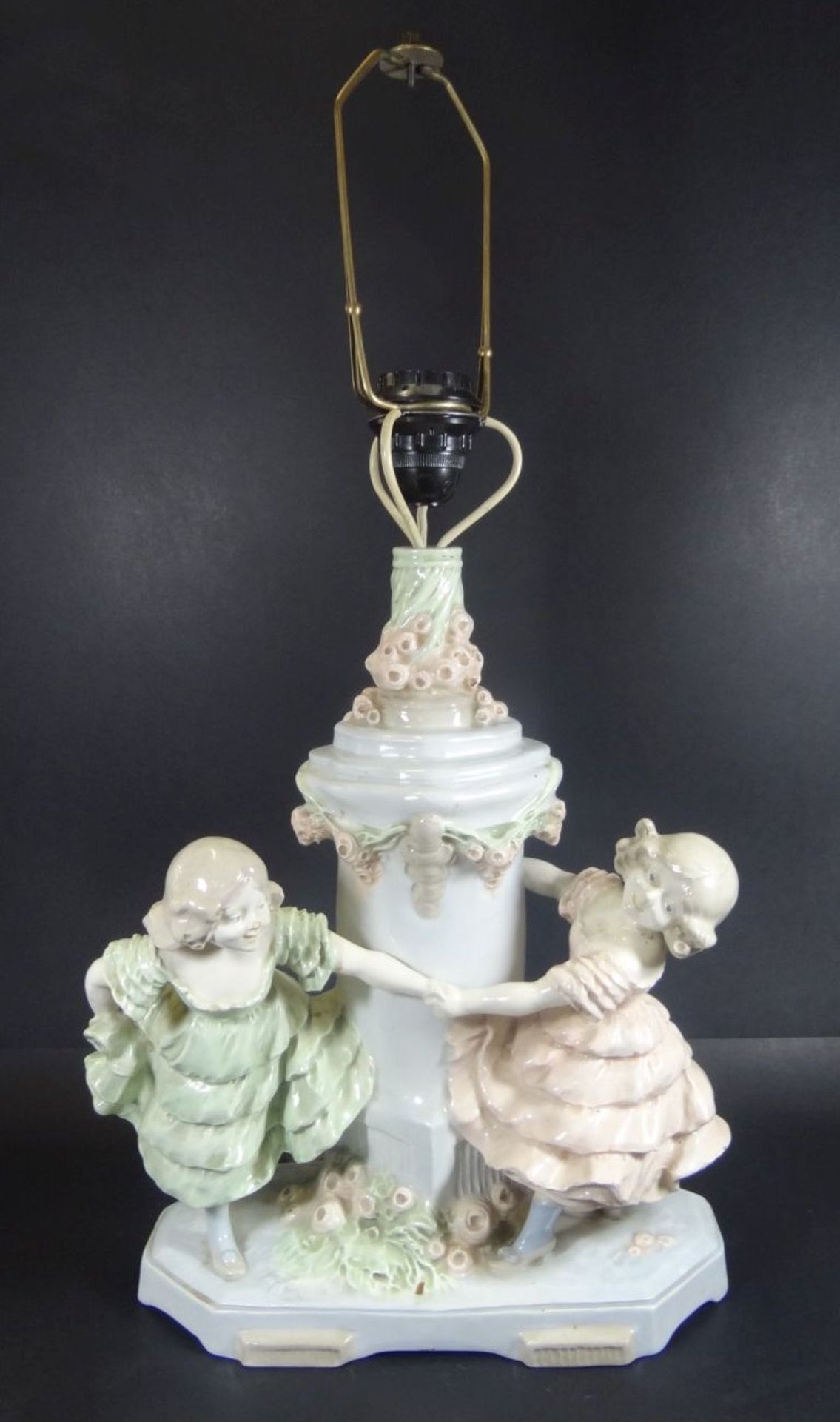 gr. Tischlampe mit figürlichen Stand, bemalt, nur Mod. Nr. 7805, ein Mädchen Nase bestossen, H-60 c