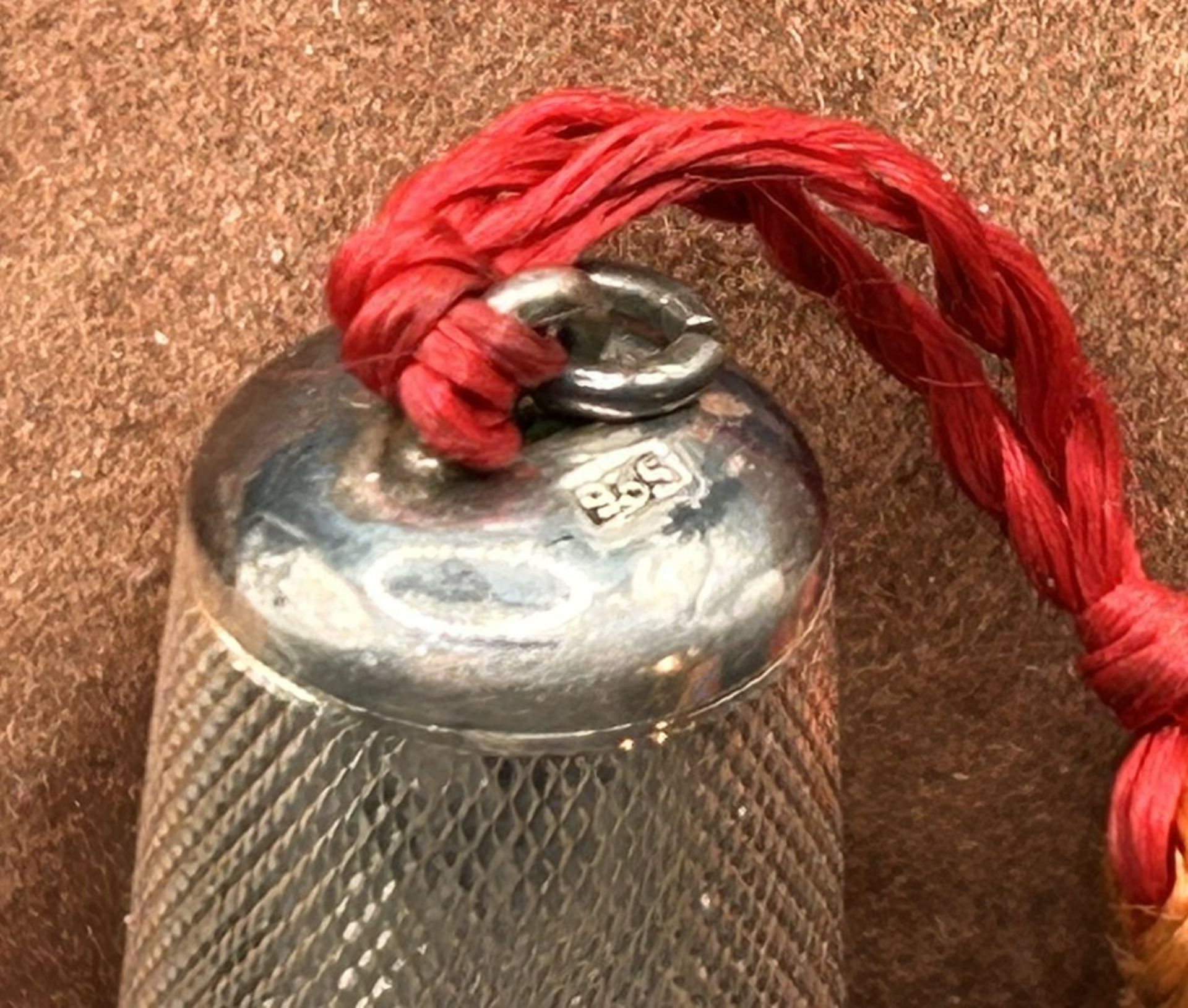 massiver Silber-Nähzeugbehälter-925-, Deckel ist Fingerhut mit roten Stein, innen Garnrolle, darin - Image 2 of 6