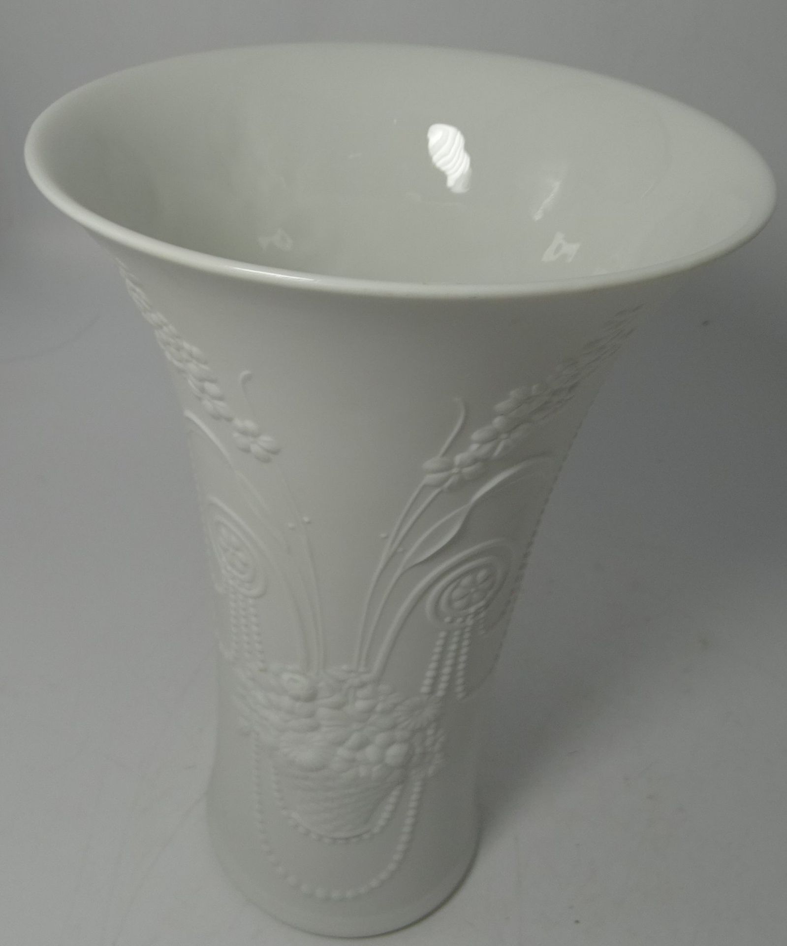Vase mit Reliefdekor "Kaiser" in Boden signiert, H-23 cm, D-15 cm - Bild 3 aus 4