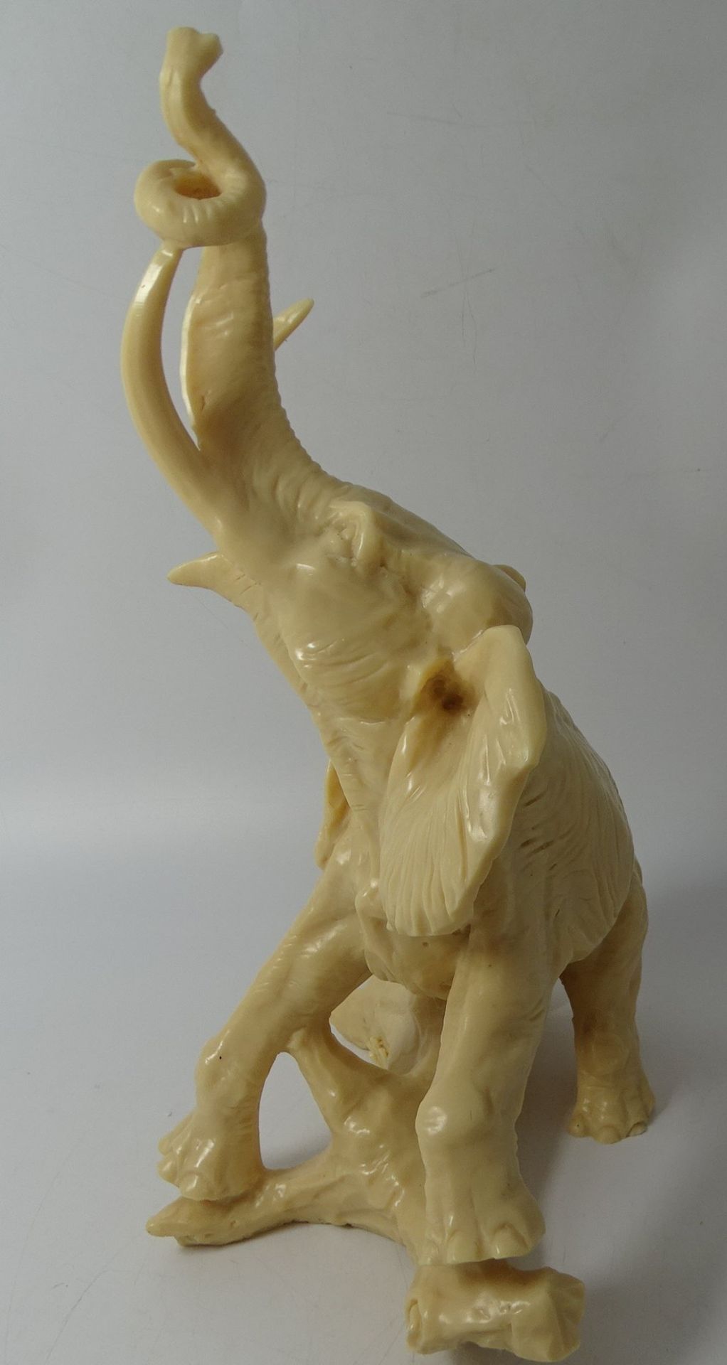 Elefant auf Baumstamm, Kunstharz, H-36 cm, L-23 cm - Image 2 of 5