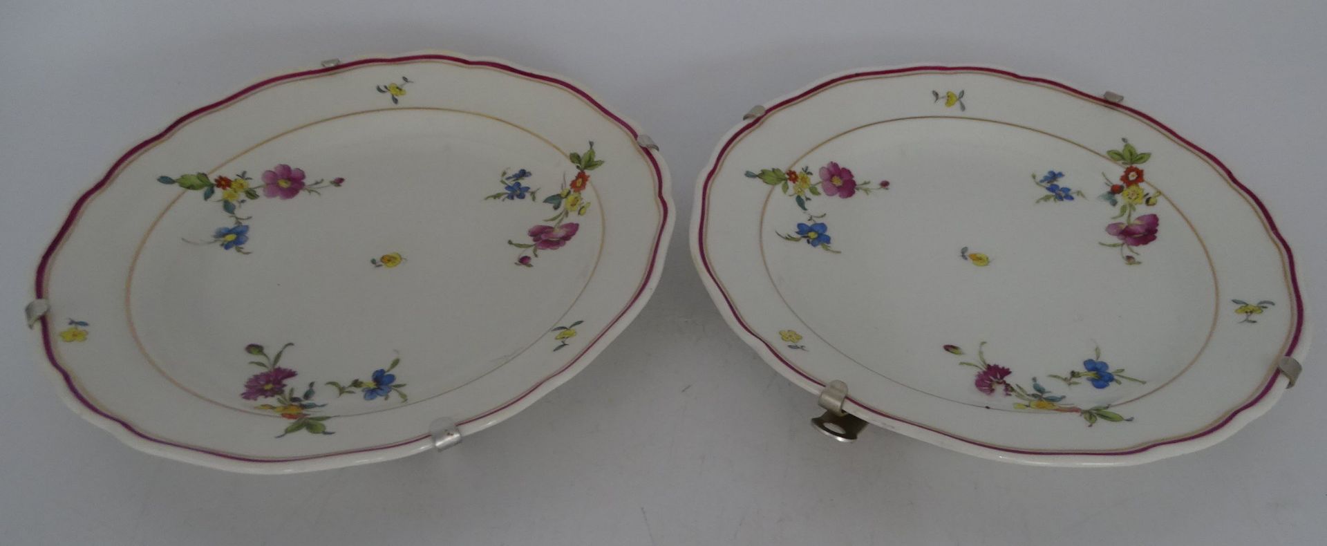 8 Kuchenteller. 2 U.T. "Meissen", Blumen mit roten Rand, Schwerter durchschliffen, 14 und 17 cm - Image 3 of 8