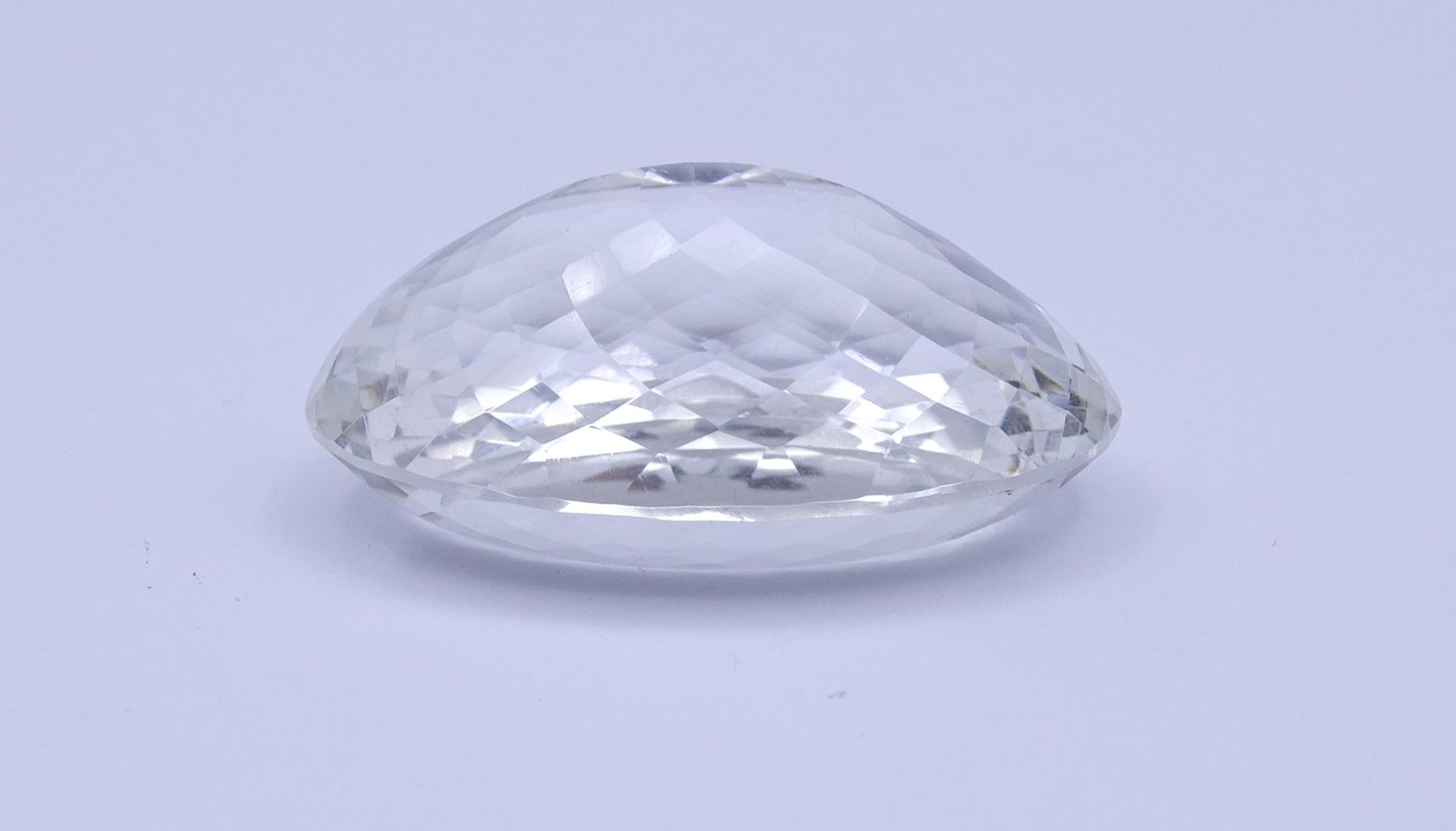 Oval facc. Bergkristall, 90,7ct., 36,2x24,9x15,9mm - Bild 3 aus 3