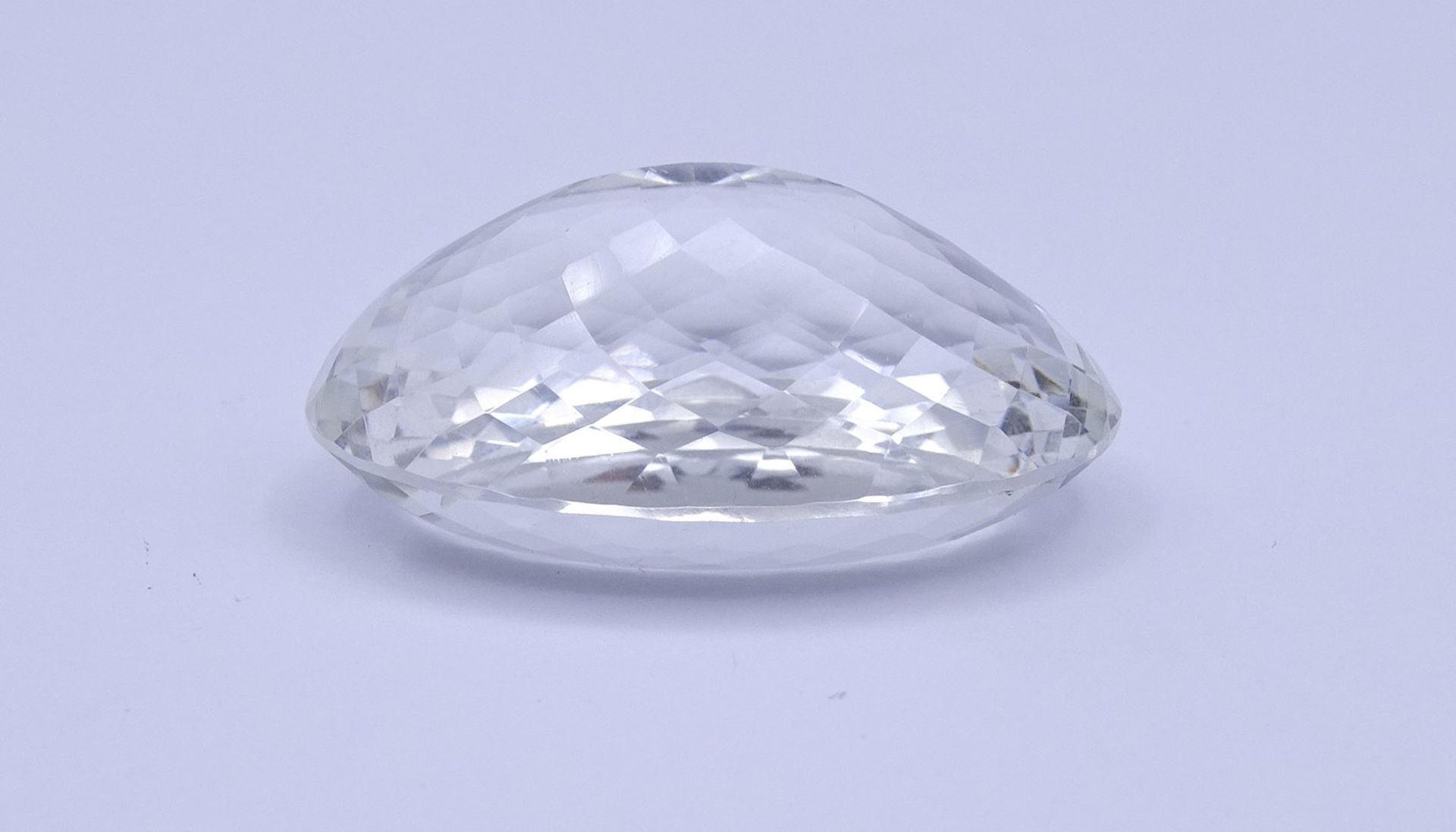 Oval facc. Bergkristall, 90,7ct., 36,2x24,9x15,9mm - Image 3 of 3