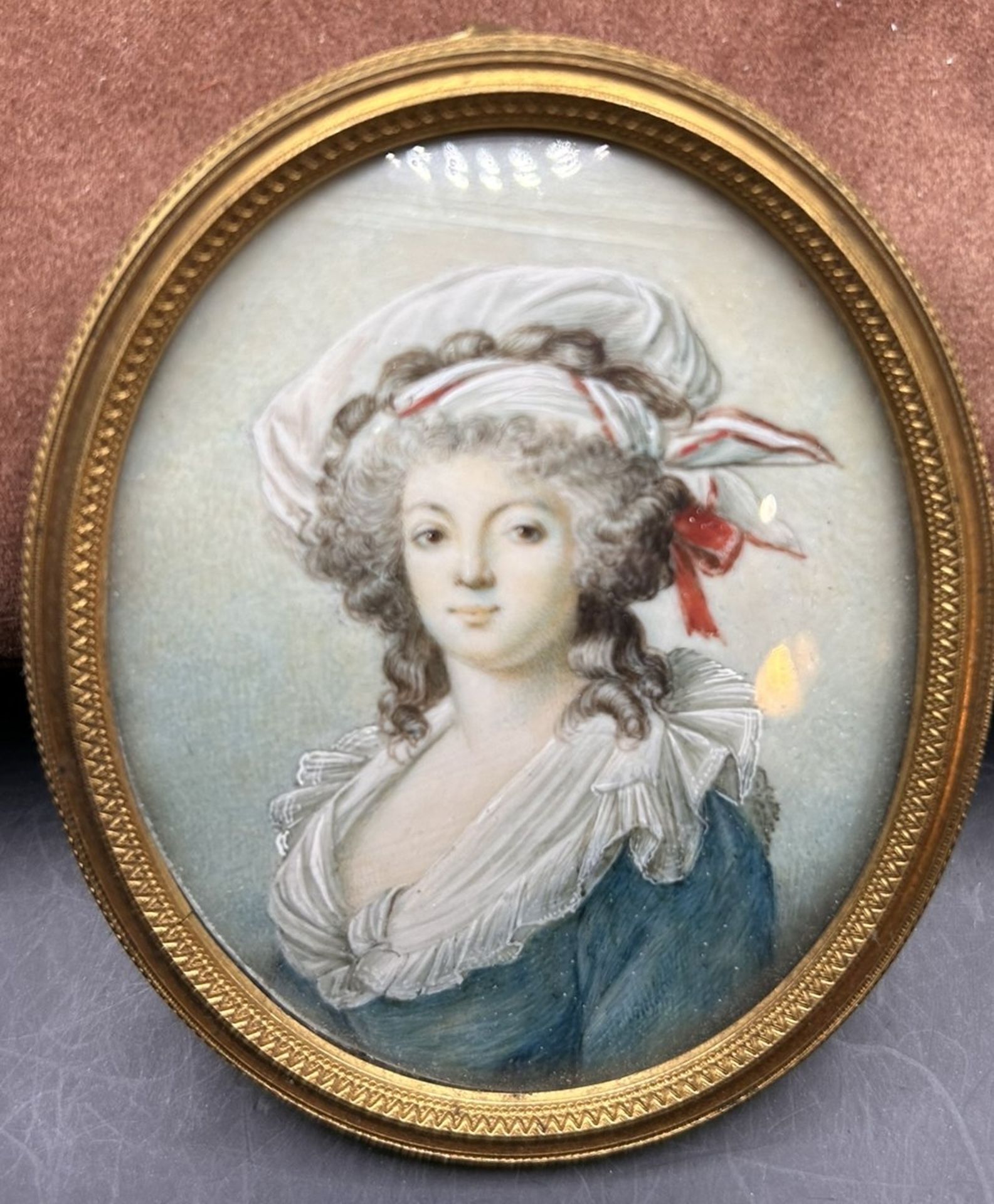 ovales Miniaturportrait einer jungen Frau in Messingrahmen, 19.Jhd, 8x6 cm