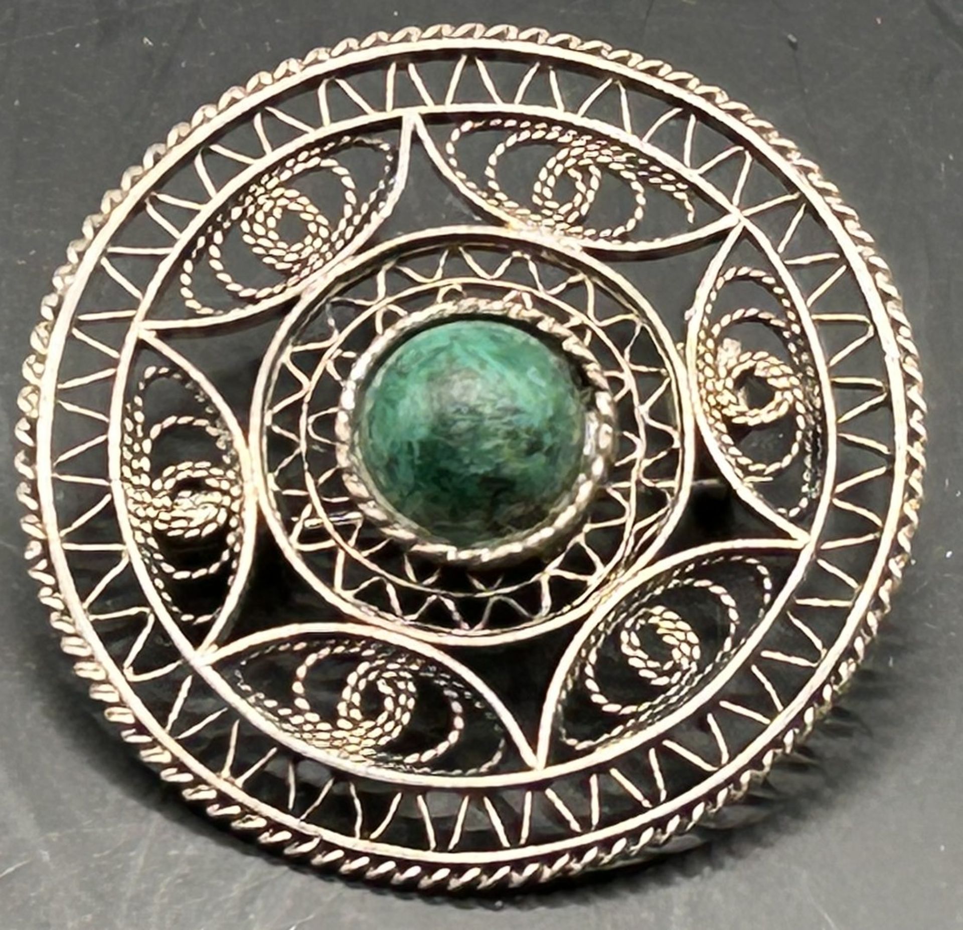 runde filigrane Silberbrosche mit grünen Stein, D-3 cm, 3,6  gr.