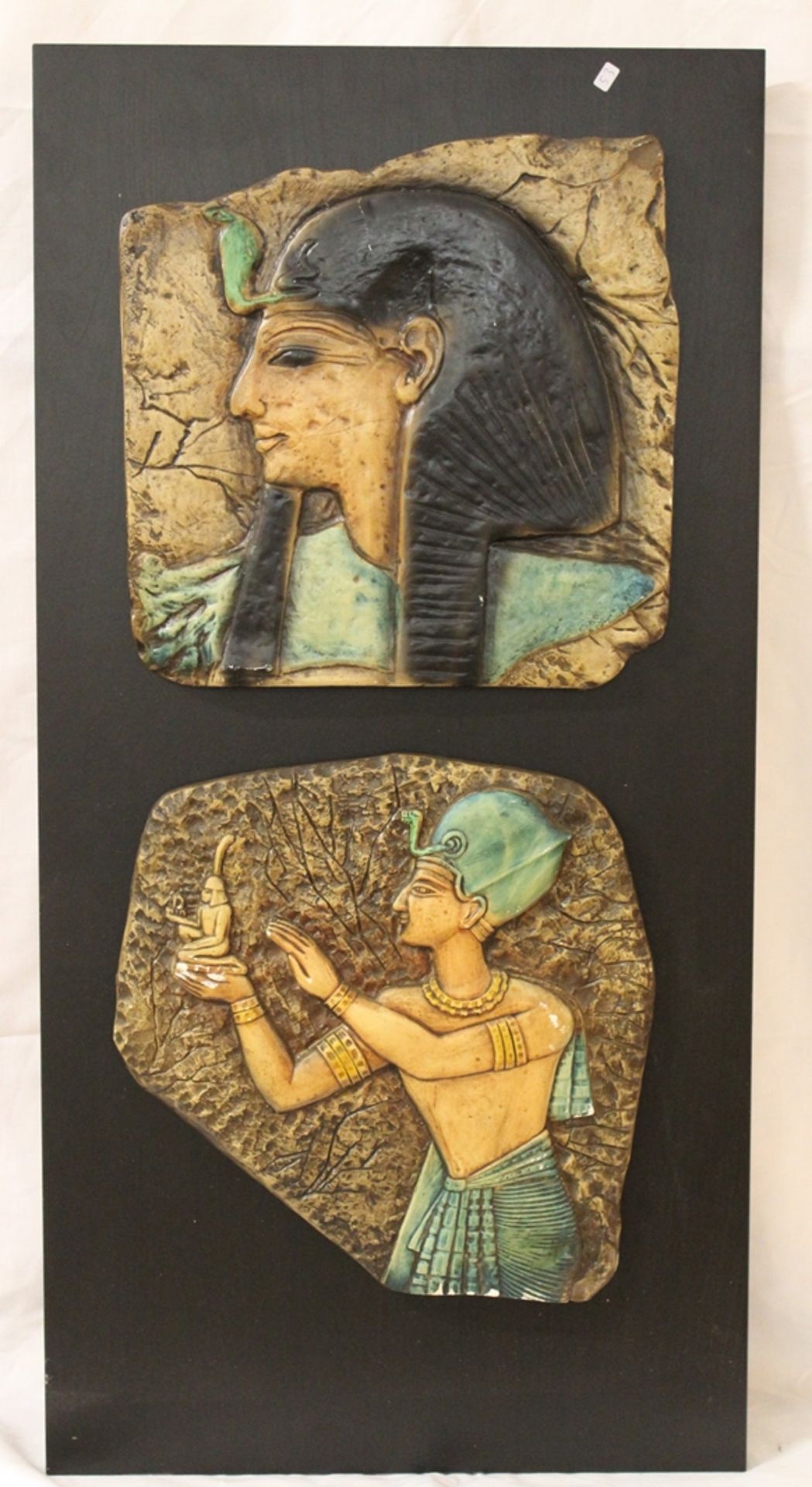 2x Steinplatte mit alt ägyptischen Relief auf Platte, ca. 89 x 44,5cm, Platten ca. 34 x 34cm.