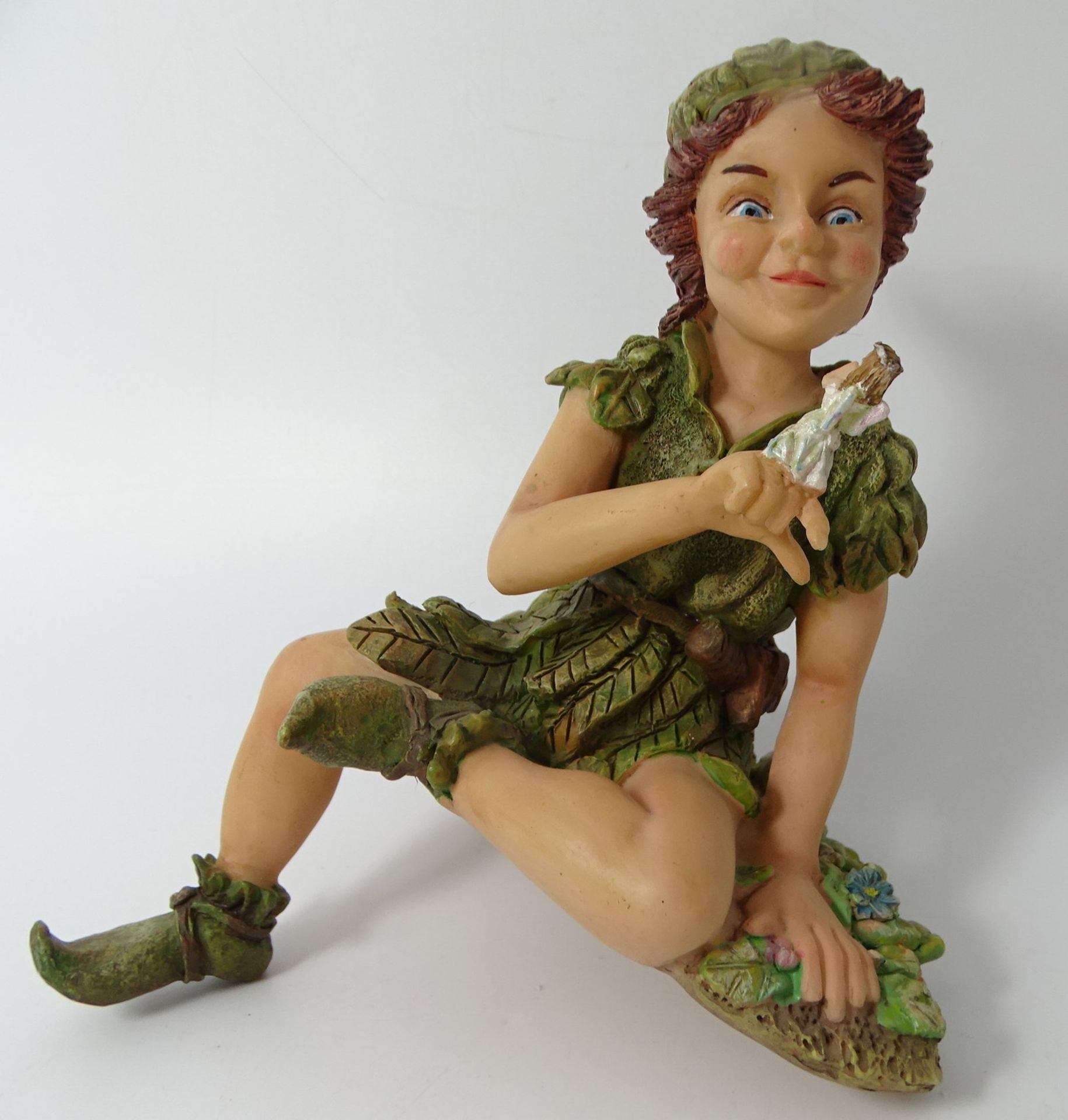 Peter Pan Sitzfigur, bemalt, sign. TPG 2001, H-15 cm - Bild 2 aus 5