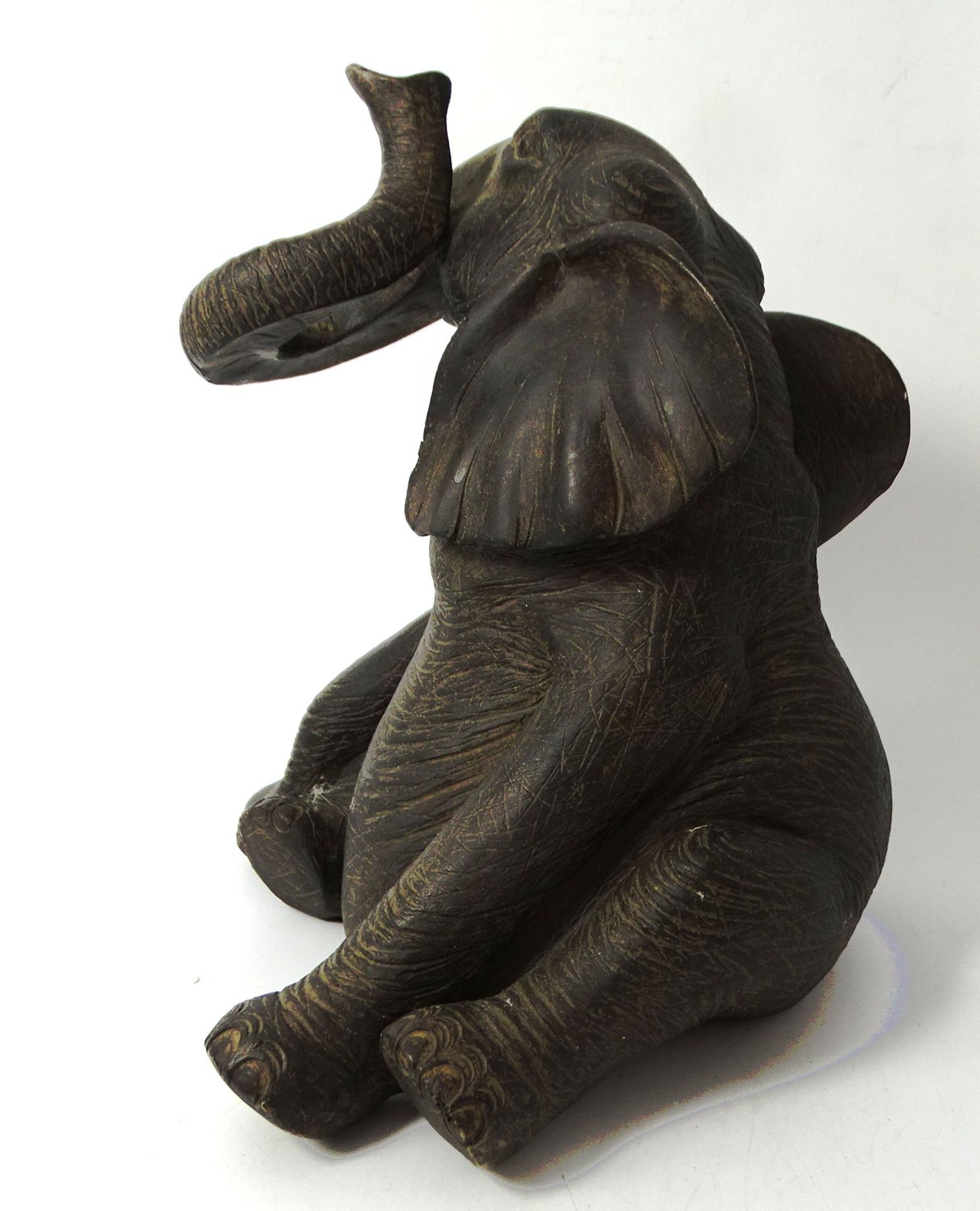 sitzender Elefant aus Polyresin, H-22 cm, eine Stossstange mit Abplatzer - Image 2 of 6