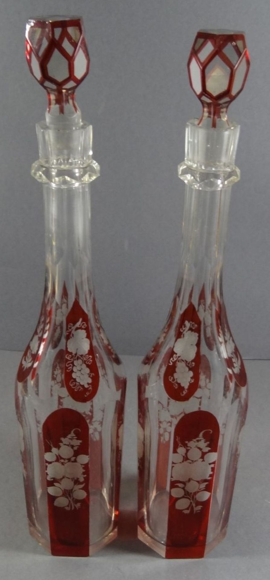 Paar hohe Karaffen (Essig-Öl?),  Rosen-und Traubenschliff, rot gebeitzt, wohl Böhmen, um 1900, 1x a - Bild 4 aus 8