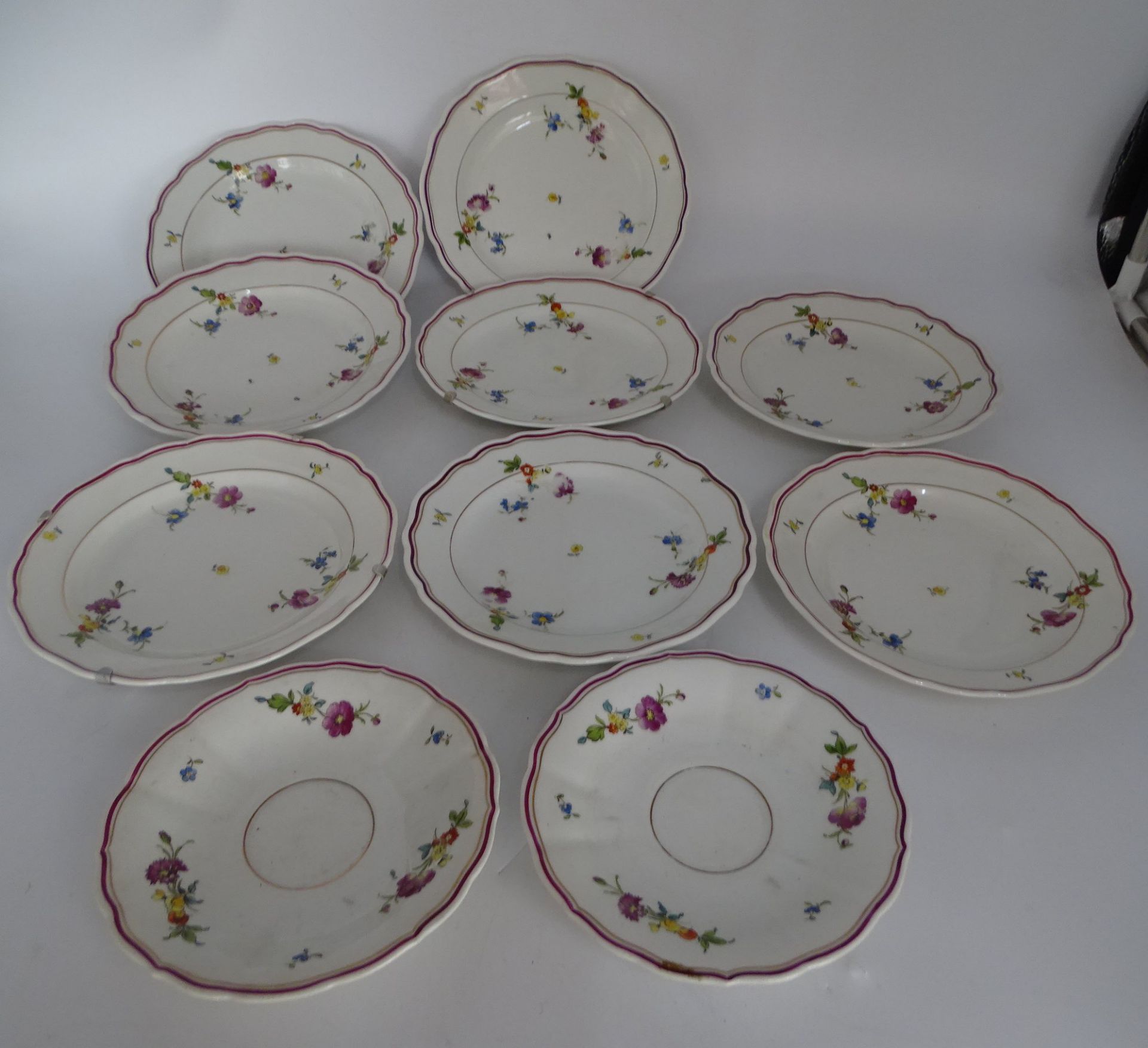 8 Kuchenteller. 2 U.T. "Meissen", Blumen mit roten Rand, Schwerter durchschliffen, 14 und 17 cm