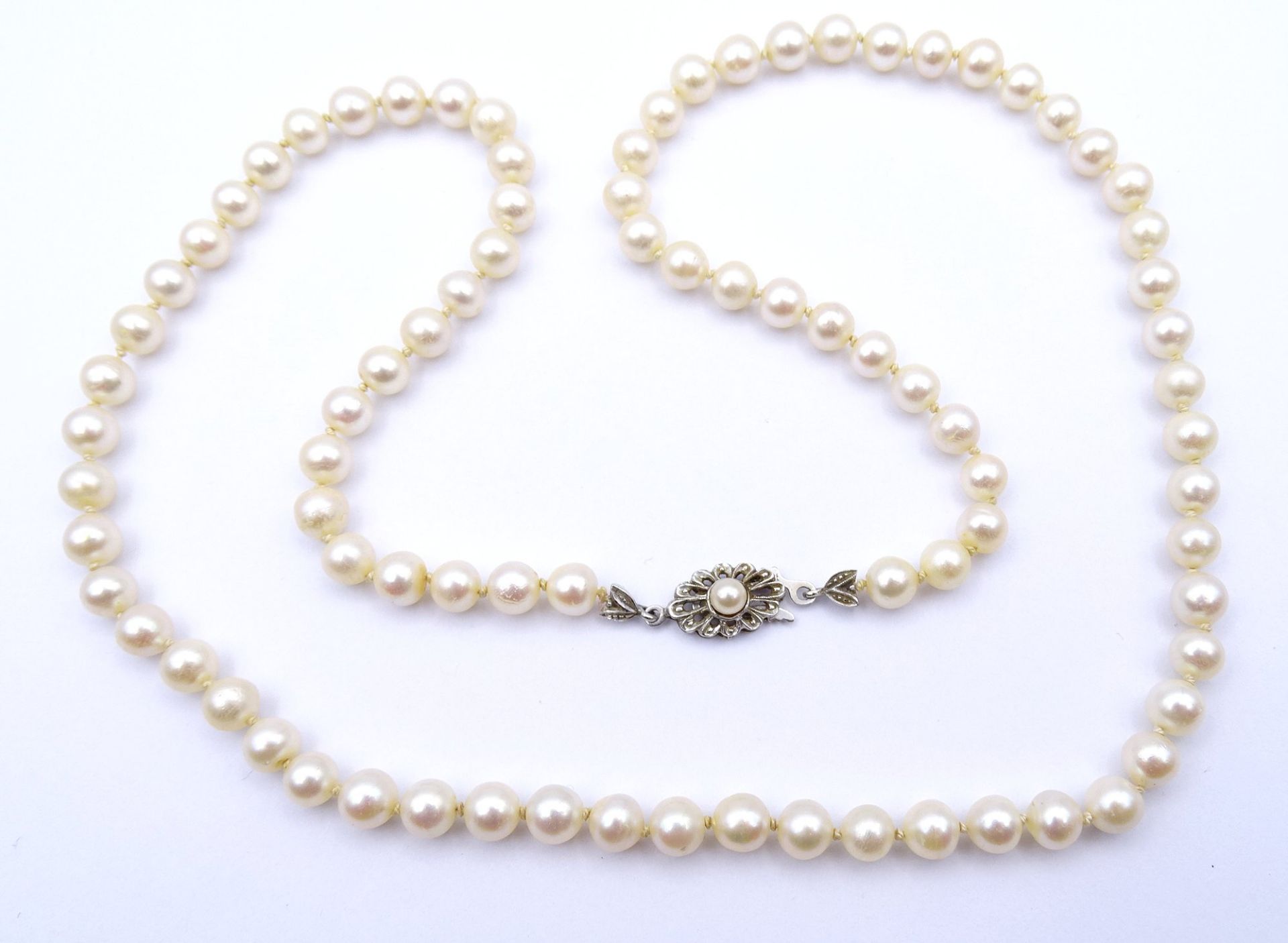 Perlen Halskette mit Weißgold Verschluss 585/000, L. 62cm, D. 6,0 - 6,5mm, 29,7g.