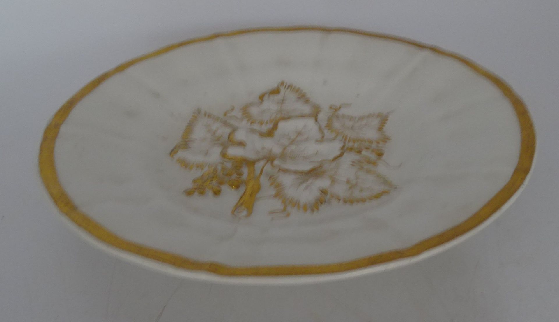 runder Teller mit Blätter-Relief, Goldstaffage etwas berieben "KPM" Krister, D-22,5 cm