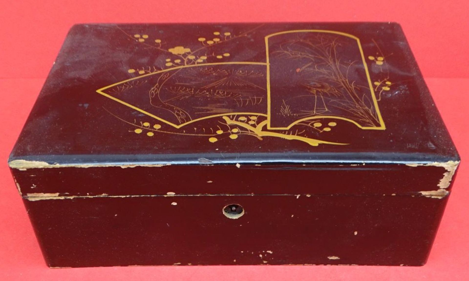 Schwarzlackdose "China" Goldmalerei, starke Gebrauchsspuren, H-8 cm, 16x23 c m