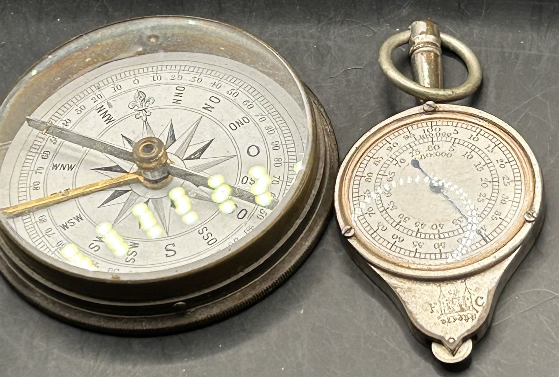 Handkompass (D-6 cm) und Karten-Entfernungsmesser, H-6,5 cm