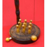 Tisch-Kegelspiel aus Holz, H-26 cm