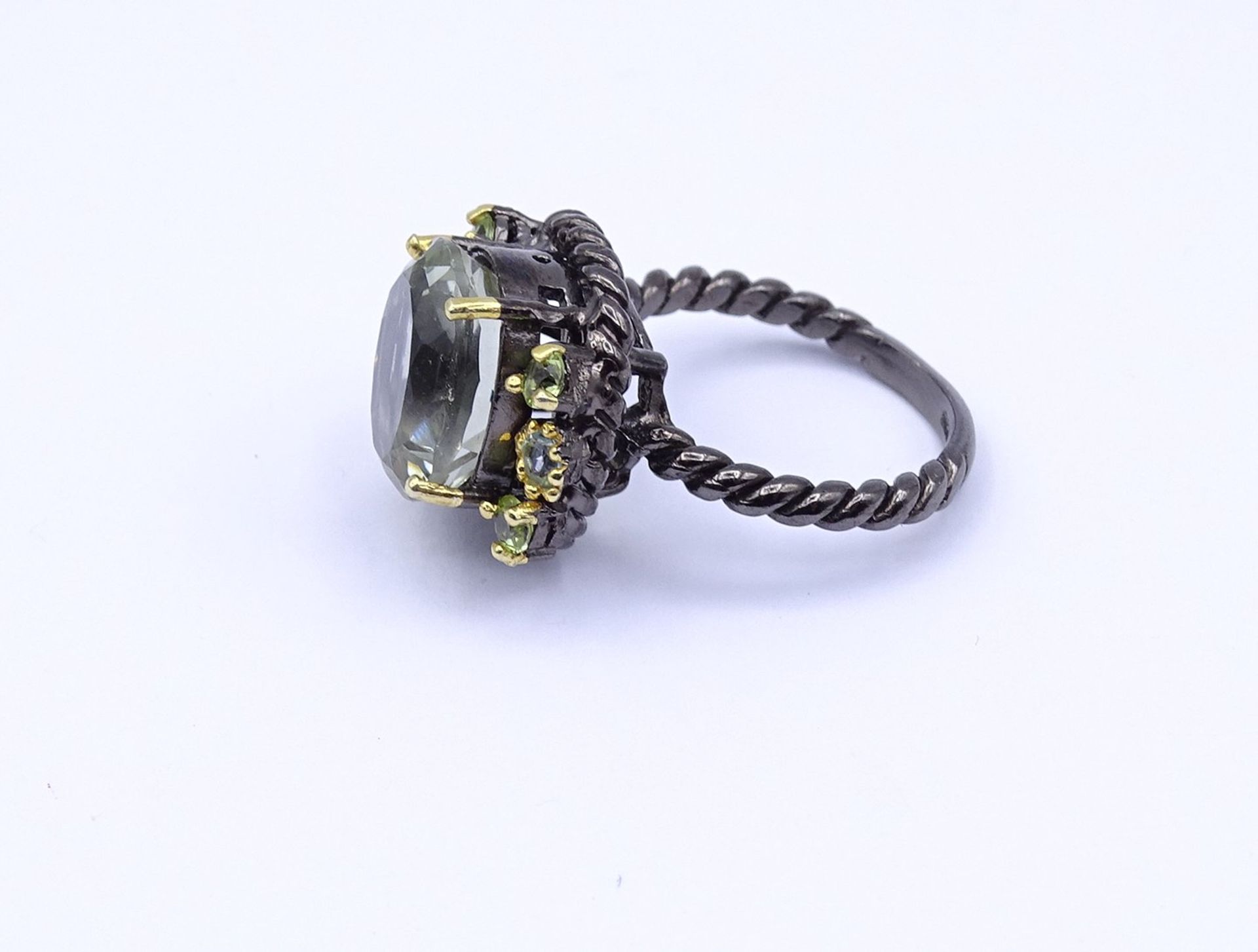 Ring mit Prasiolith, Topas und Peridots, Silber 925/000, geschwärzt, RG 58, 8,6g. - Bild 3 aus 4