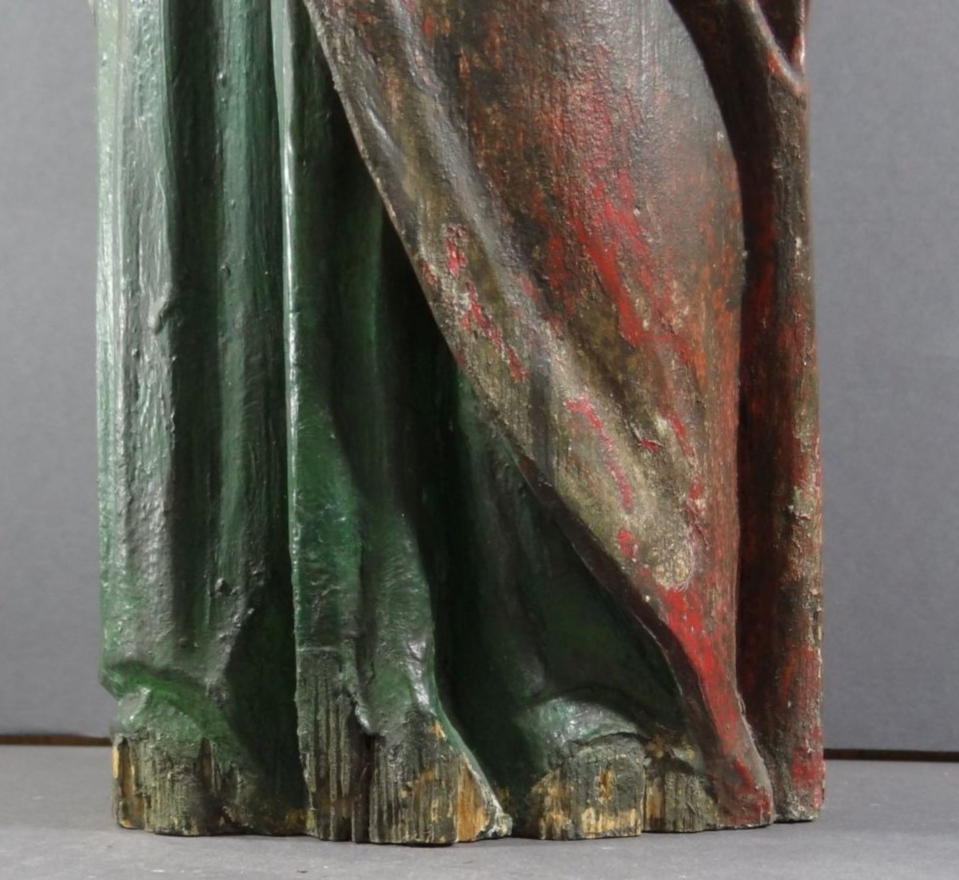 hohe Holzskulptur, betender Heiliger, farbig gefasst, Alters-u. Gebrauchsspuren, wohl 18/19.Jhd., K - Image 6 of 9