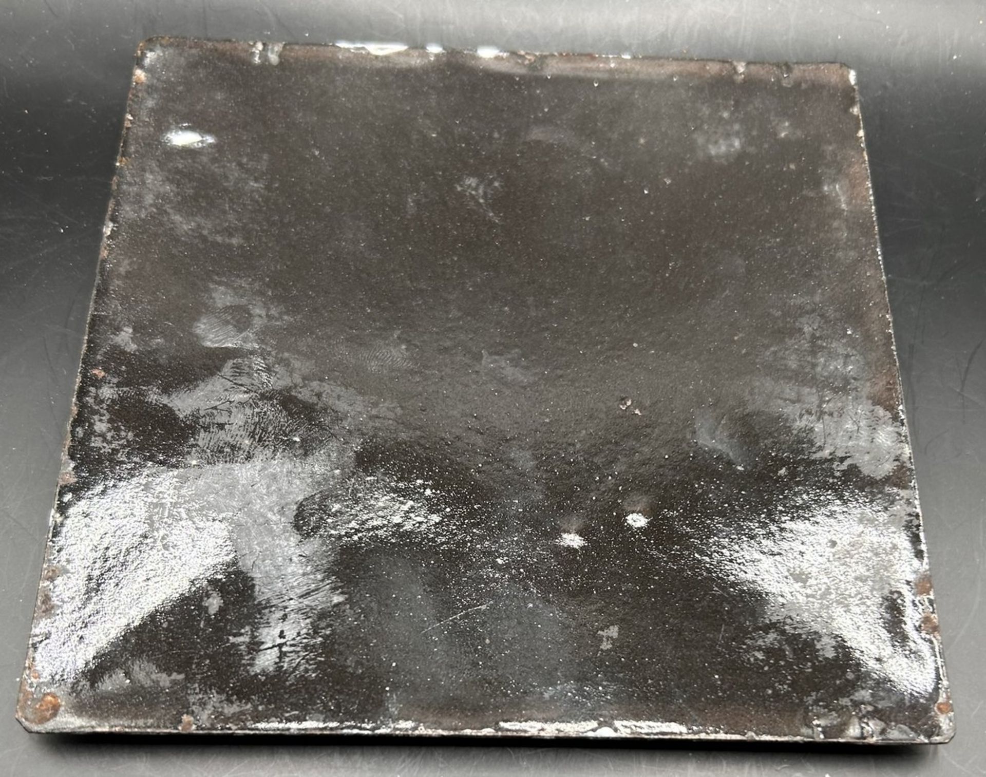 eckiges, gebogenes Emaille-Schild mit Ansicht Danzig-Krantor, ca. 15x15 cm, eine Ecke beschlagen - Bild 3 aus 3