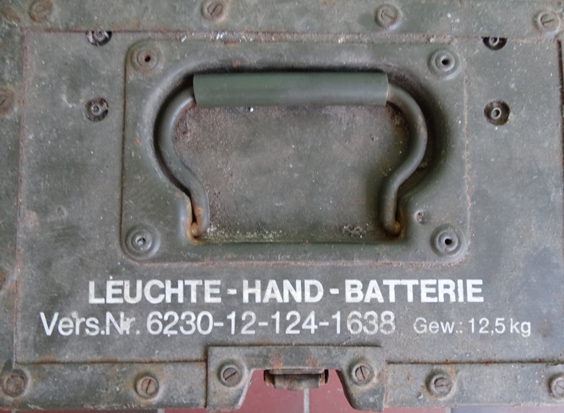 Bundeswehr Handlampe G4 in orig. Kasten, 1978, Funktion nicht geprüft, 41x30x20 cm - Bild 3 aus 7