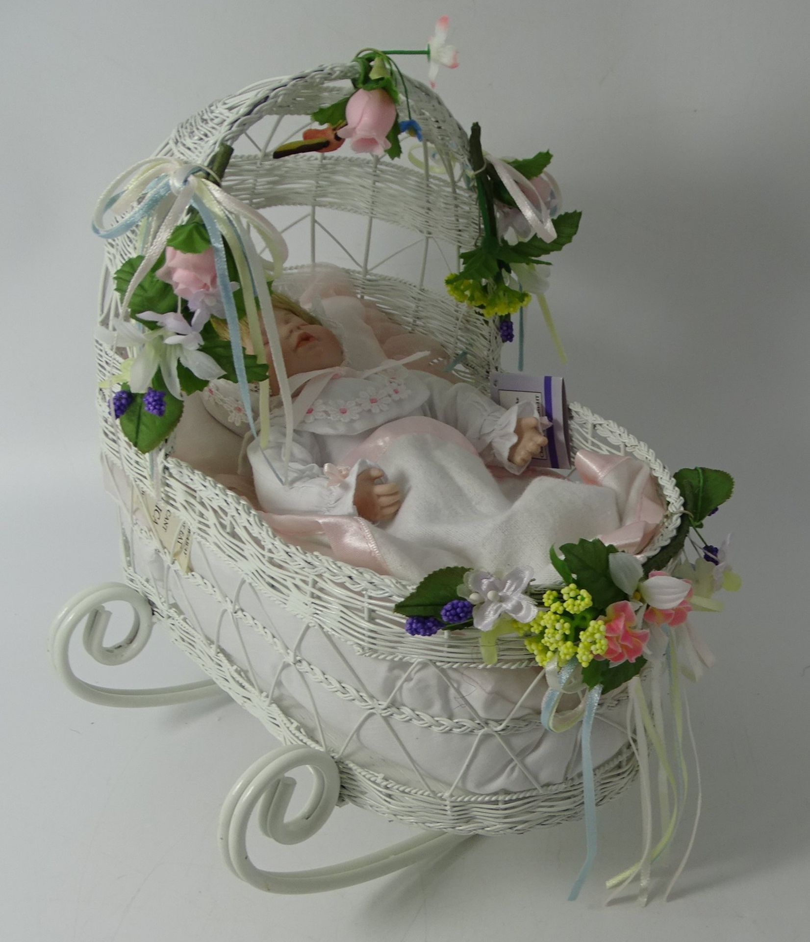 Babywiege mit Ashton Drake Babypuppe, Porzellan, L-20 cm, Wiege H-26 cm, L-26 cm