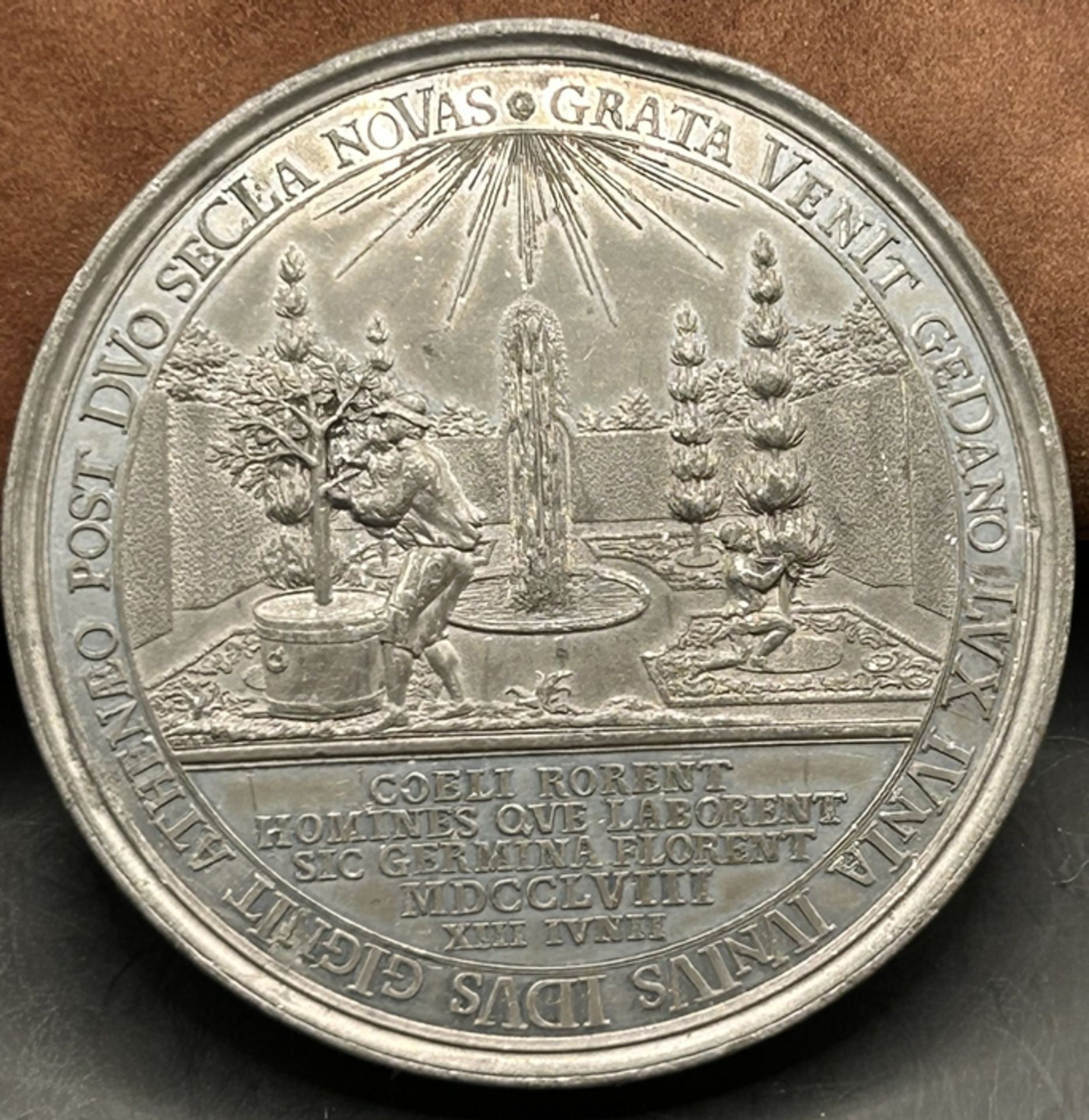 schwere versilberte Danzig Medaille, lateinisch bechriftet, dat. 1758, D-7 cm, 165 gr. - Image 4 of 5