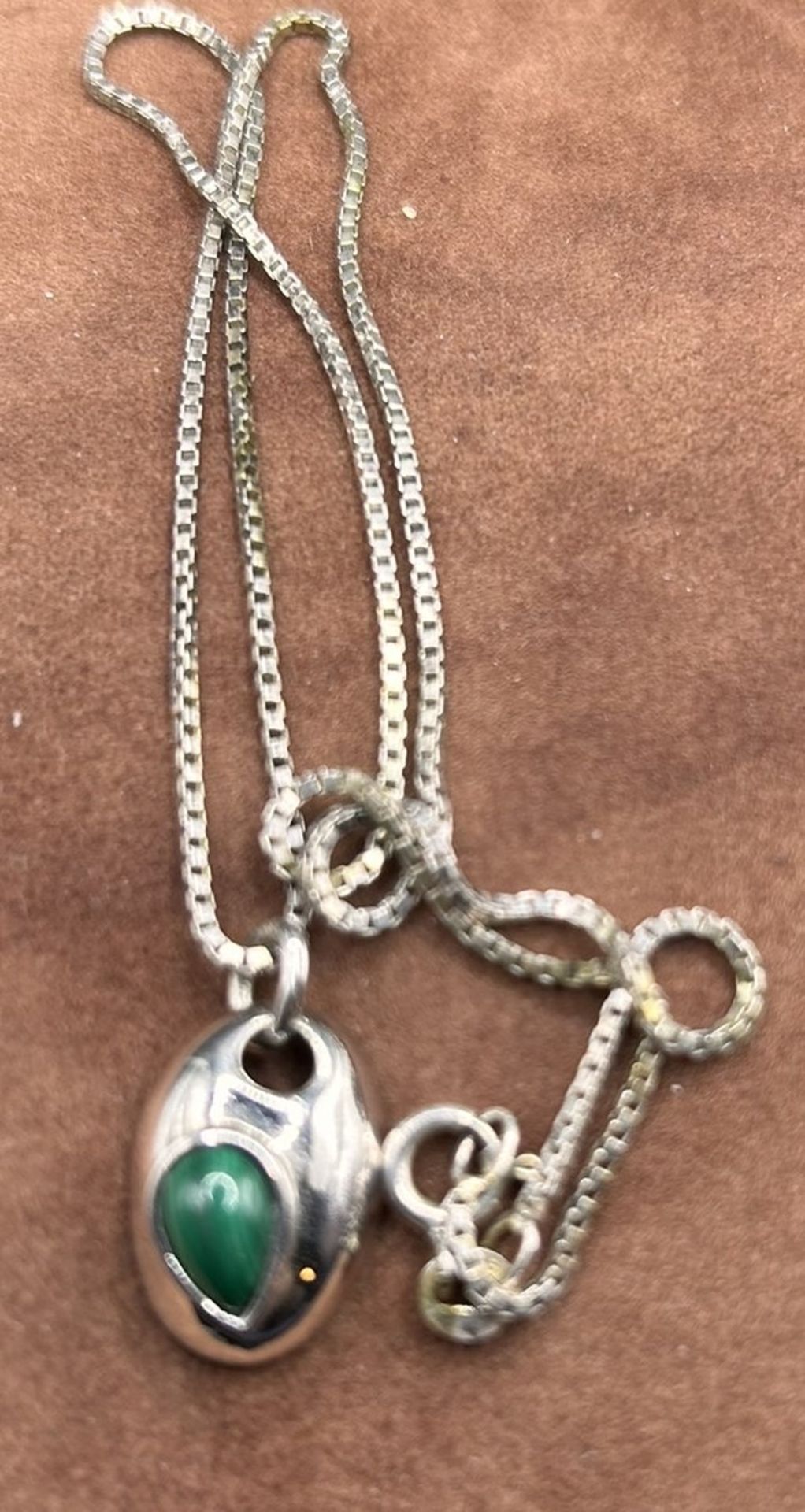 Silber-Halskette mit kl. Silber-Anhänger, grüner Stein, L-42 cm, Anhänger 2cm, 4,8 gr. - Image 2 of 2
