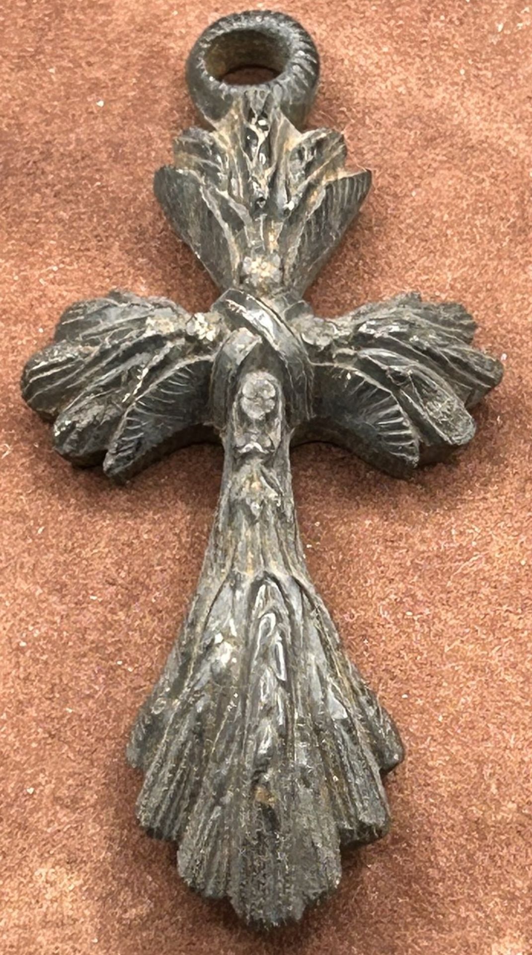 geschnitztes Holz-Brustkreuz, H-8 cm, B-3,5 cm