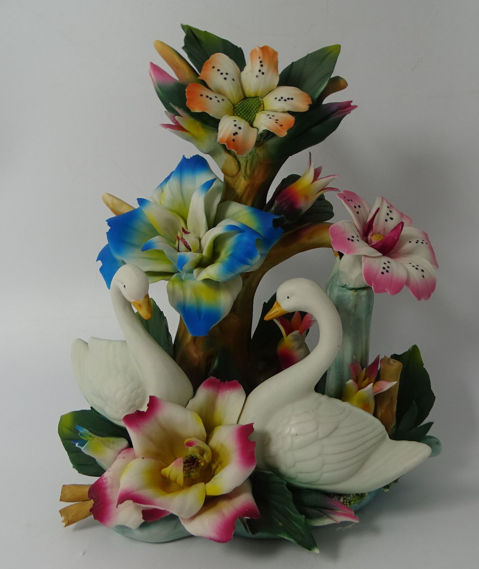 Tischdekoration "Capo di Monte",einige Blüten/Blätter bestossen, H-24 cm, B-19 cm