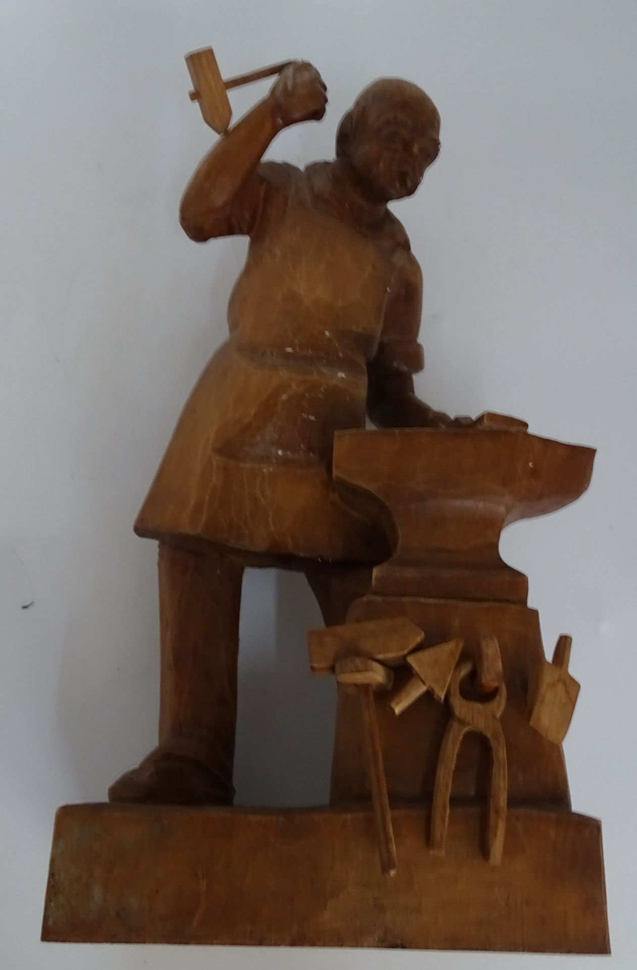 Holzskulptur "Schmied am Amboß", Hammer abgebrochen - Bild 6 aus 7