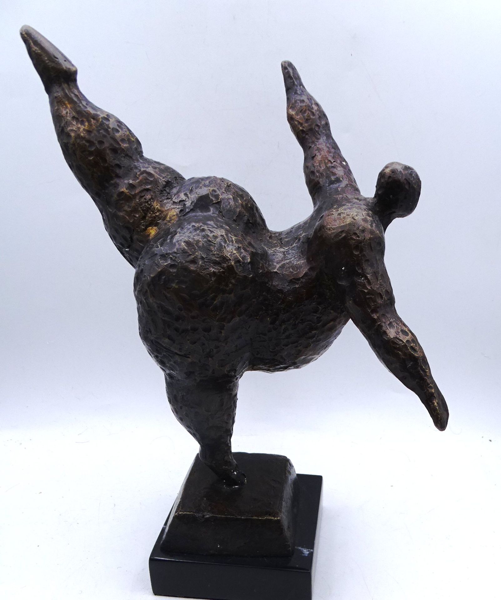 Bronze  "Turnerin" auf Steinsockel, H-26 cm