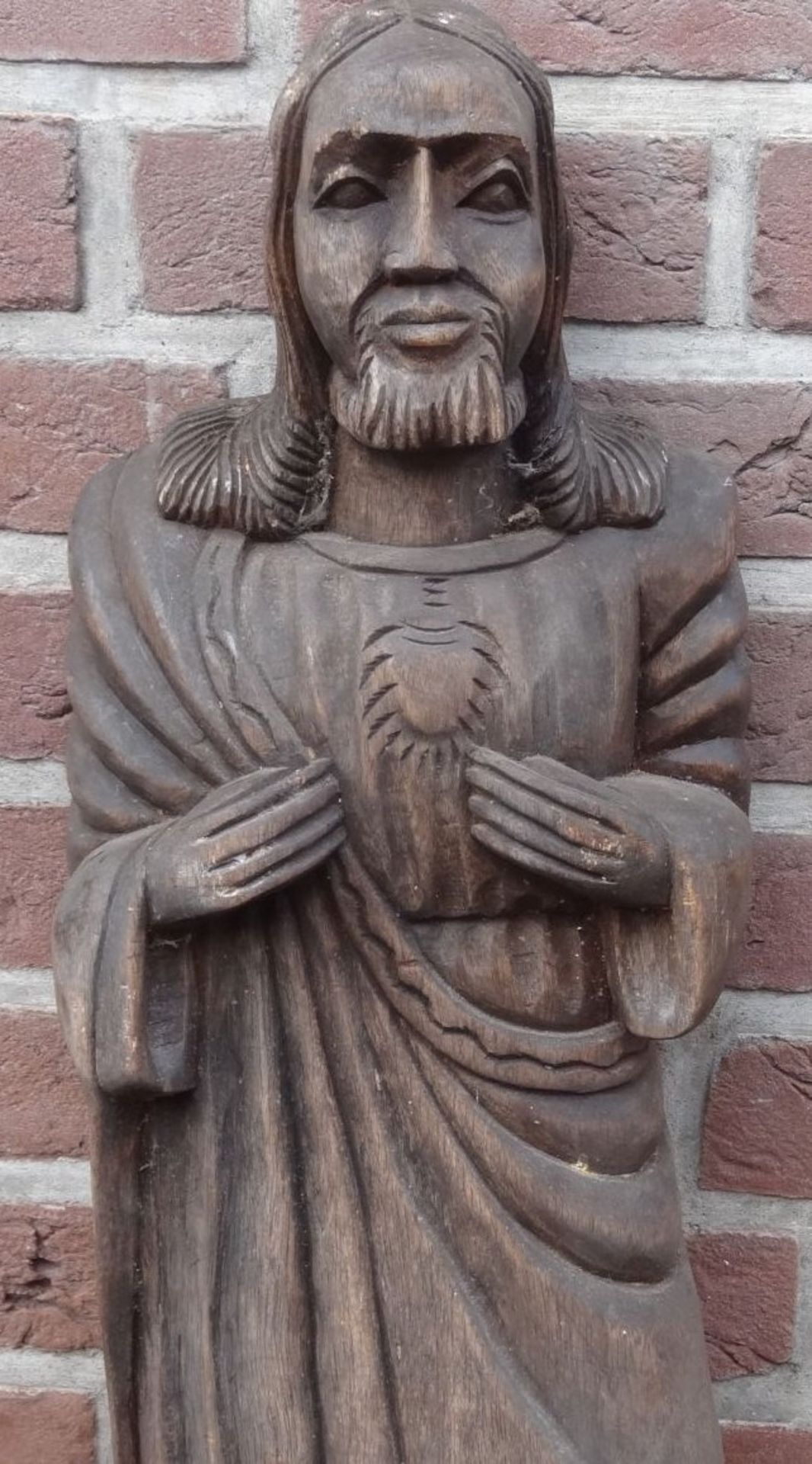 hohe Jesus-Statue, halbplastisch aus Holz geschnitzt, 104 cm, - Bild 3 aus 8