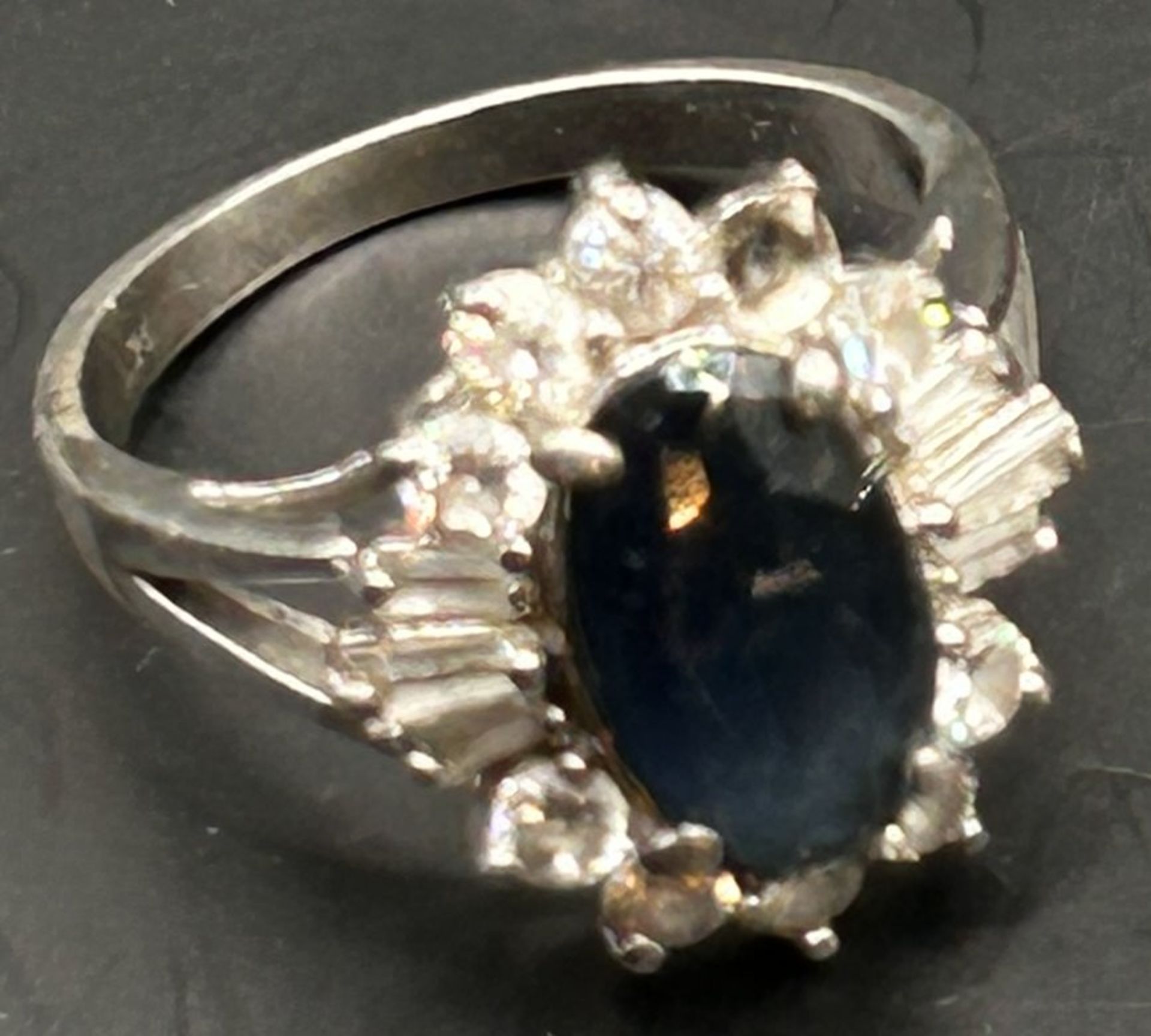 Silberring-925- mit blauen Centerstein, umringt von klaren Steinen (einer fehlt), RG 58, 5,1 gr - Bild 4 aus 5